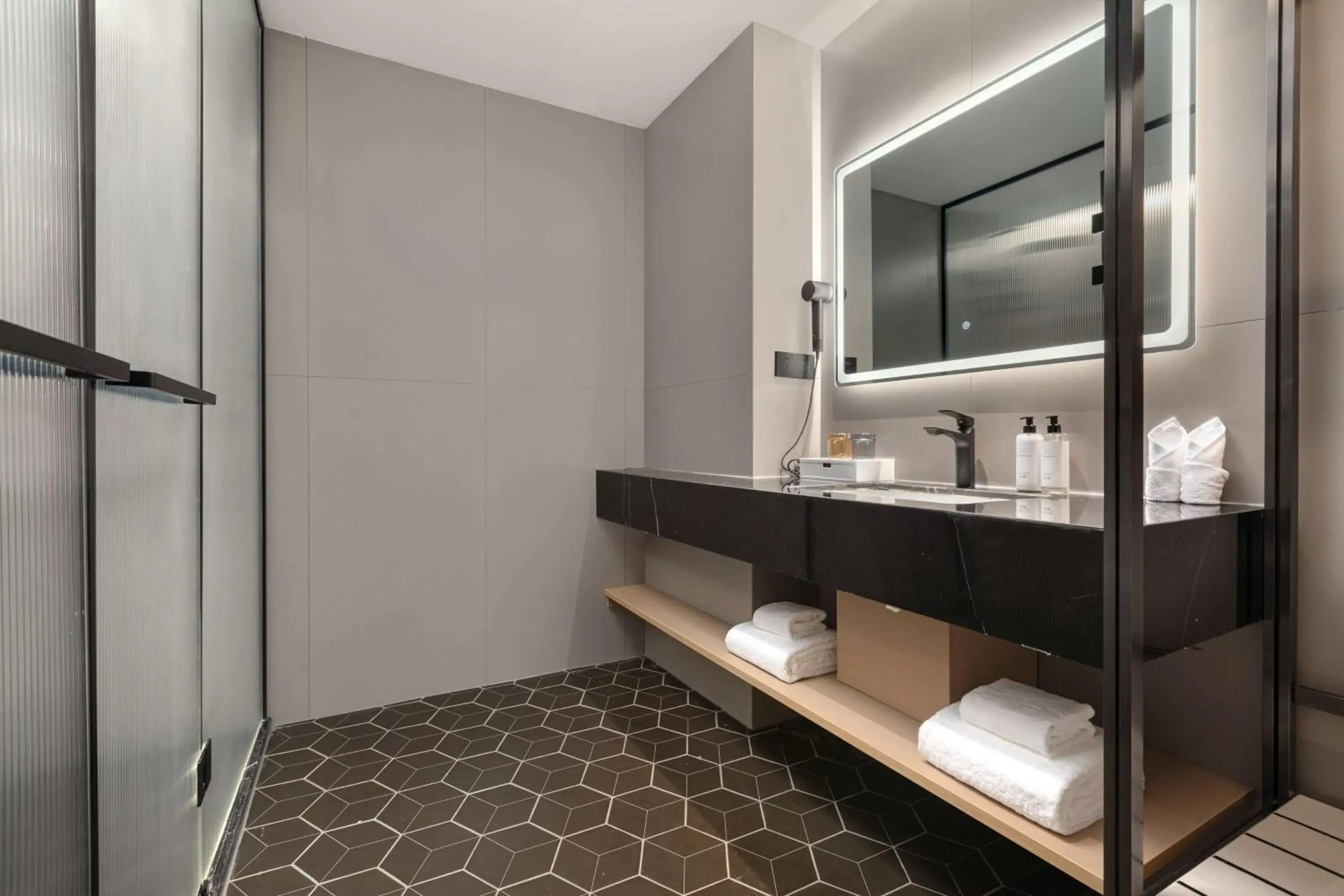 Bathroom in Microtel by Wyndham Xian Beilin Bathroom in Microtel by Wyndham Xian Beilin
