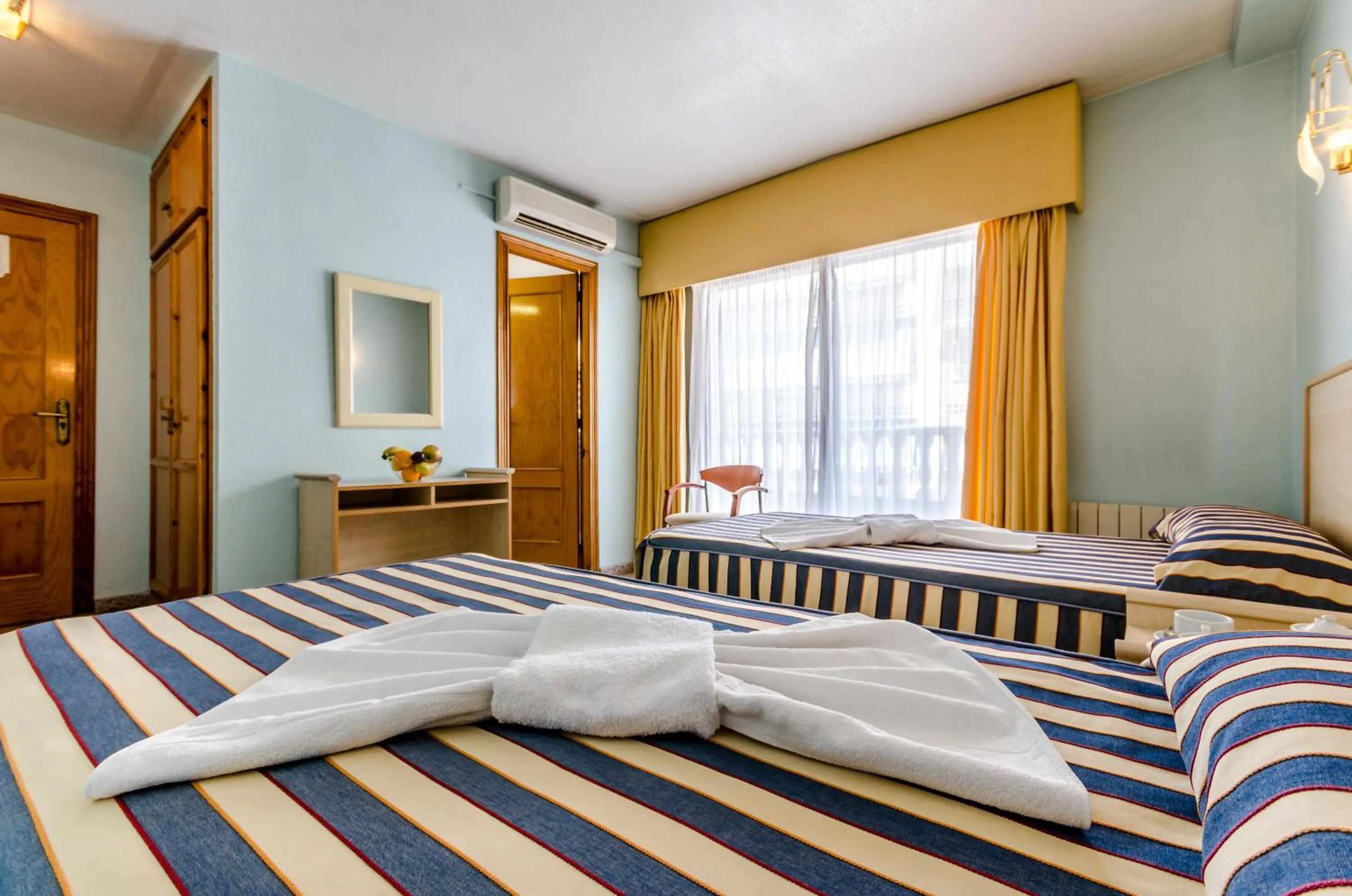 Day, Bed in Hotel Mediterráneo