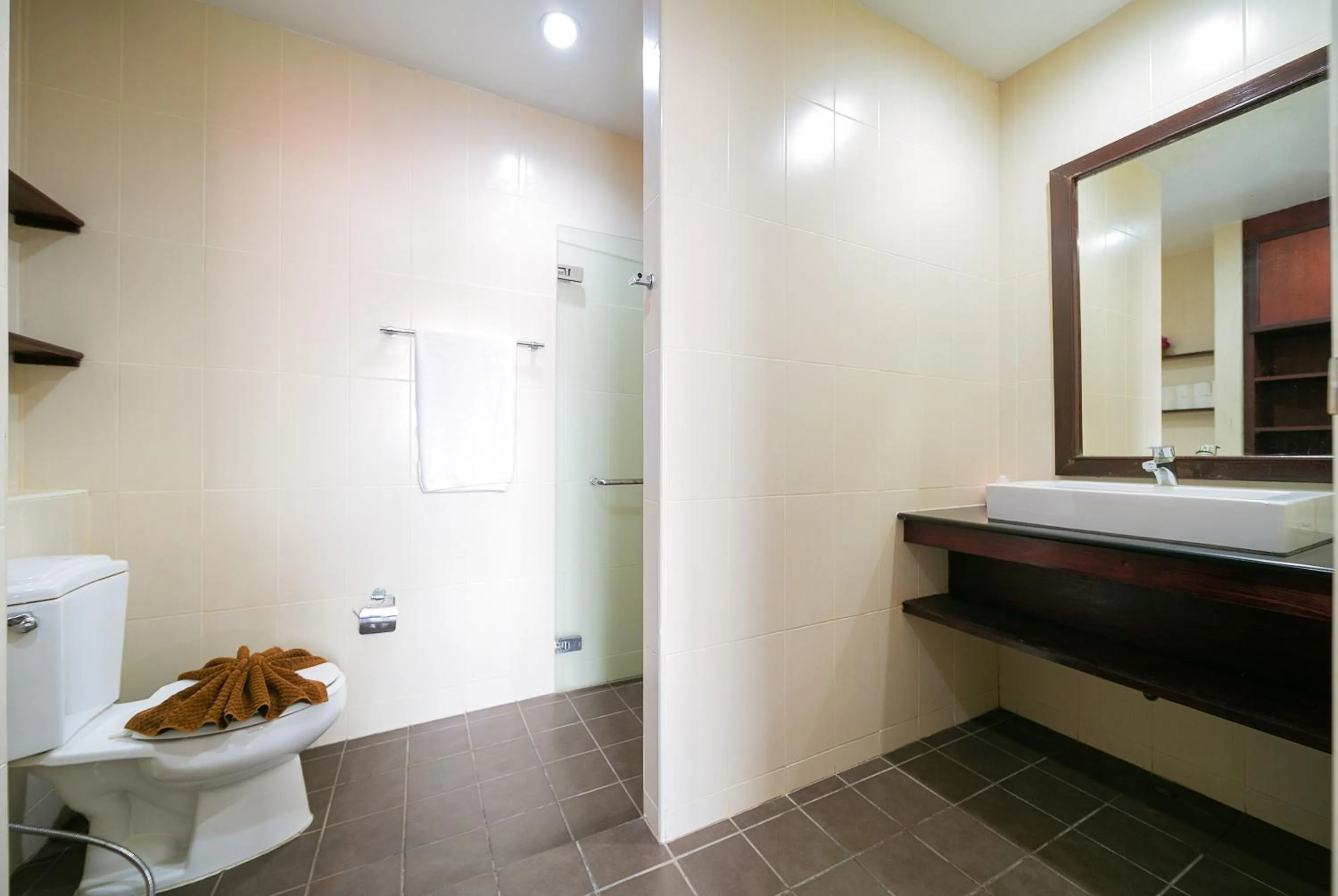 Toilet in EBS Hostel Phuket