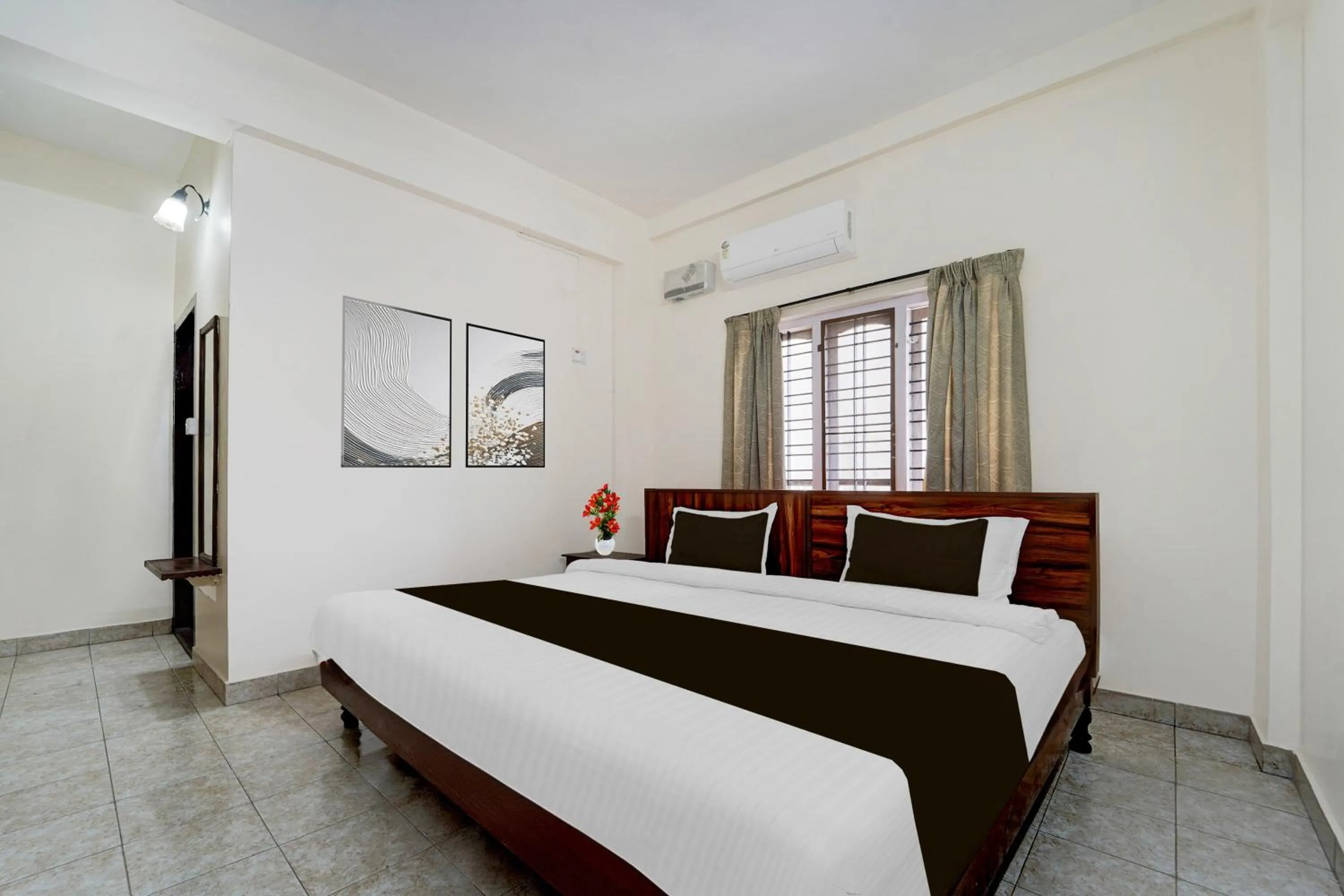 Super Hotel O Pathanamthitta Near Mahatma Gandhi Statue