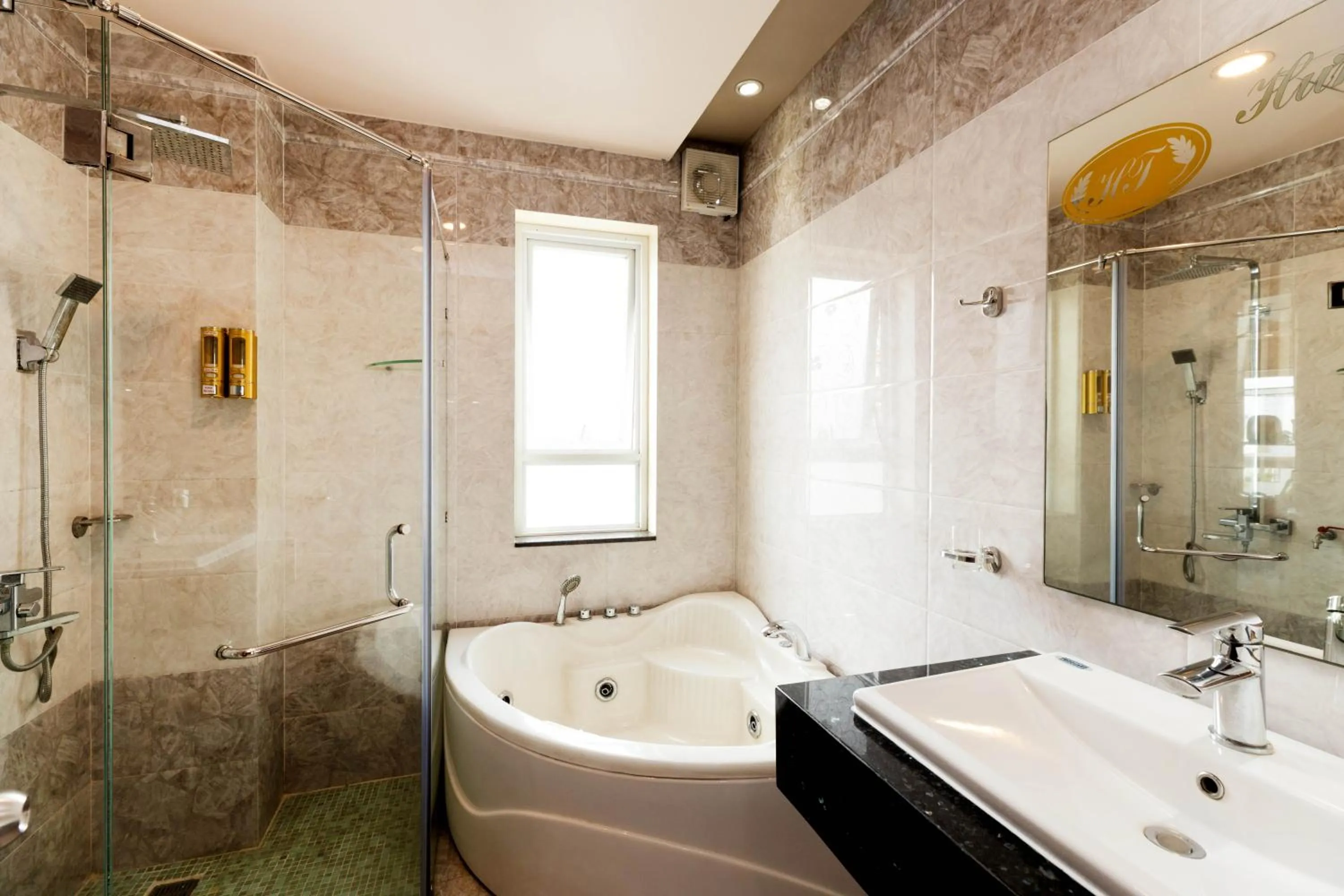 Hung Thanh Airport Hotel - Gần Siêu Thị Vincom