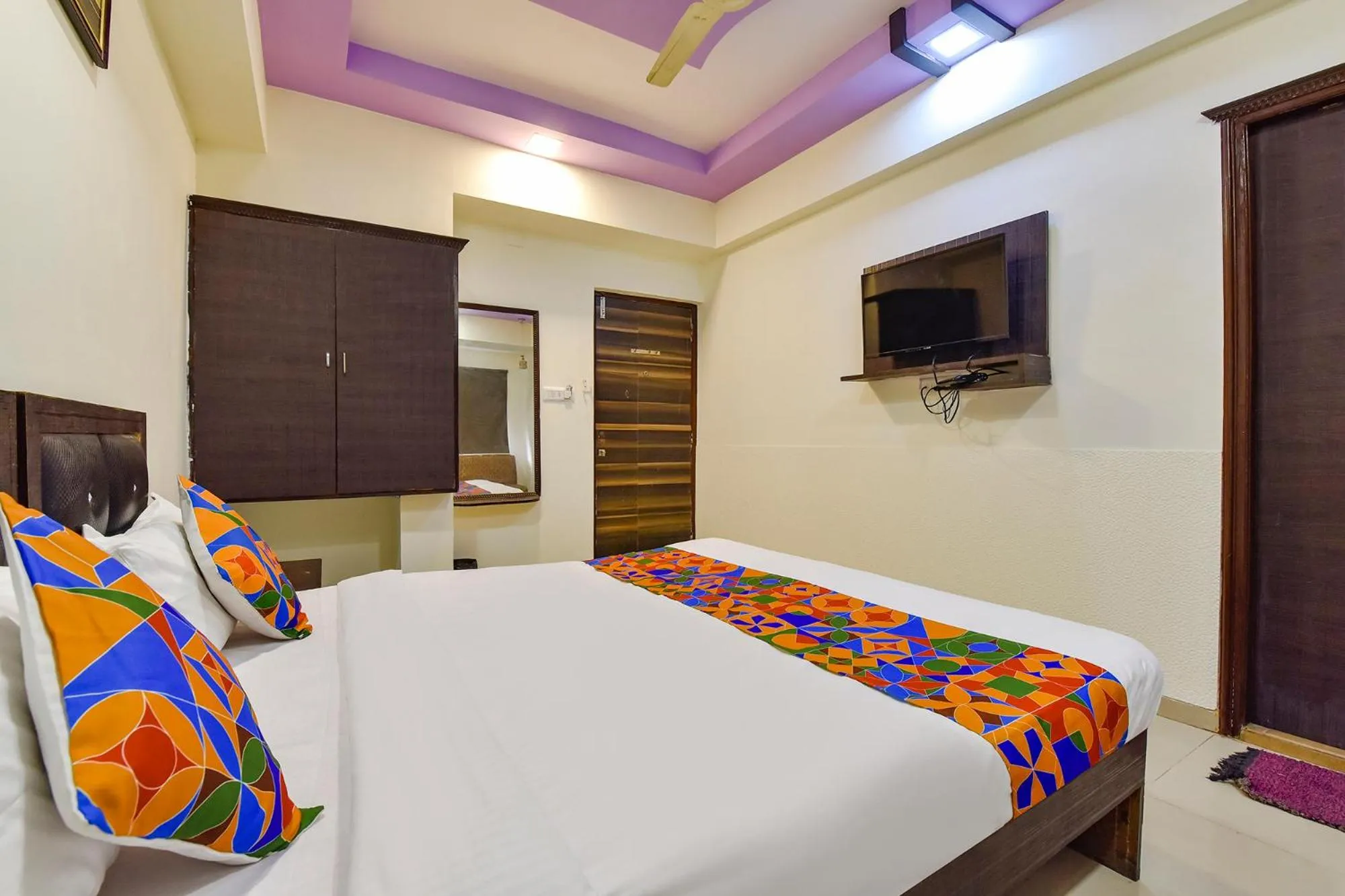 Bed in FabHotel Crystal Inn II - Paldi Char Rasta