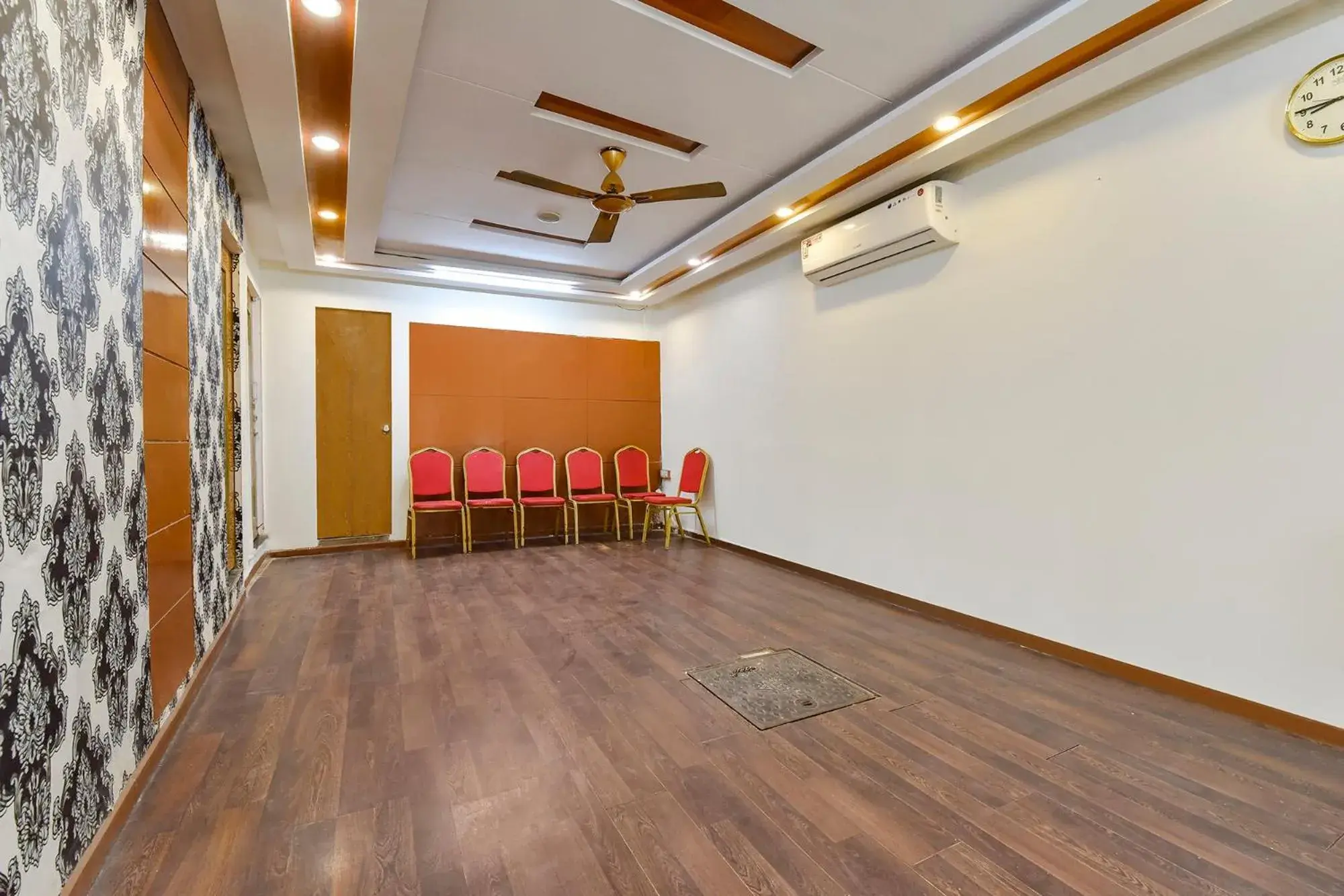 Meeting/conference room in FabHotel Crystal Inn II - Paldi Char Rasta Meeting/conference room in FabHotel Crystal Inn II - Paldi Char Rasta