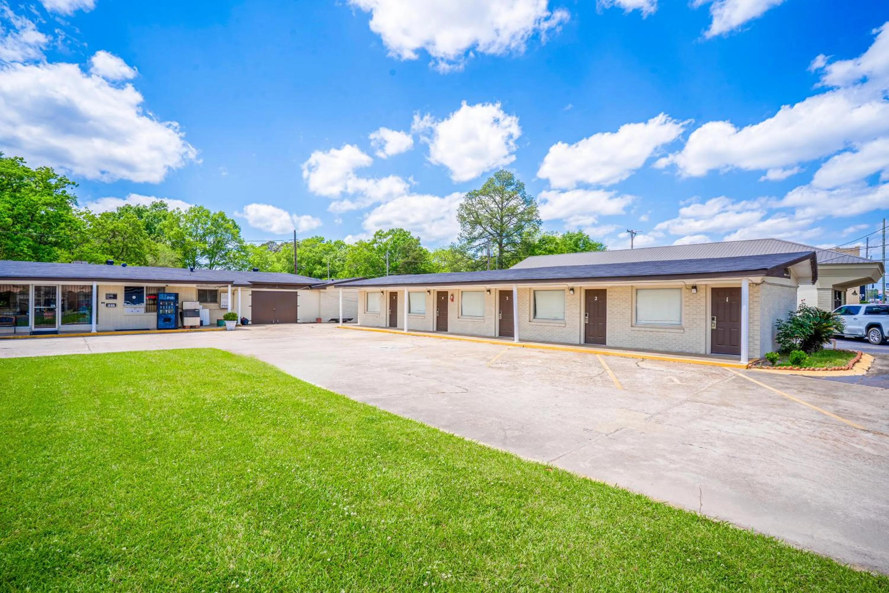 Property building in Cypress Inn Motel By OYO West Monroe I-20