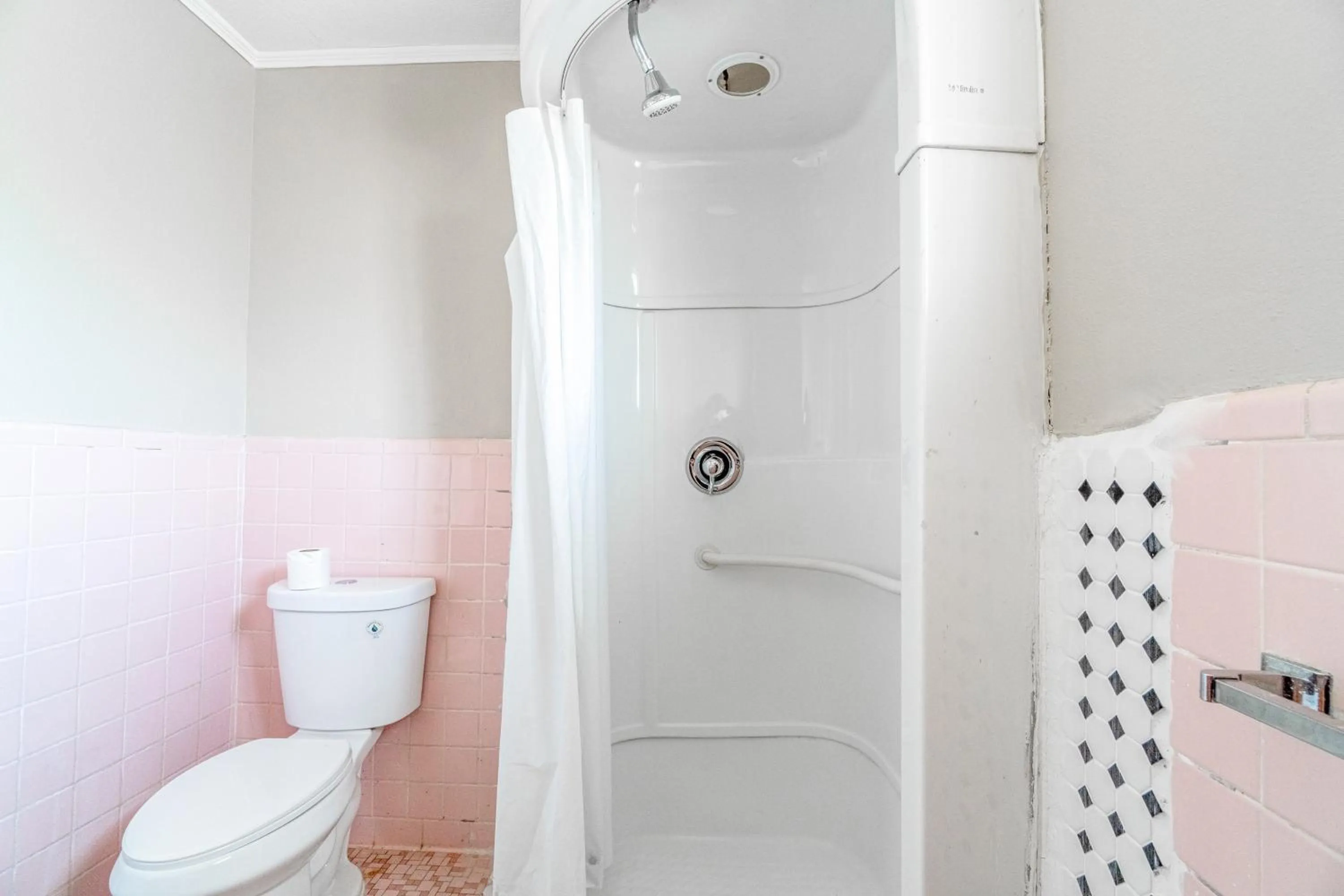 Bathroom in Cypress Inn Motel By OYO West Monroe I-20