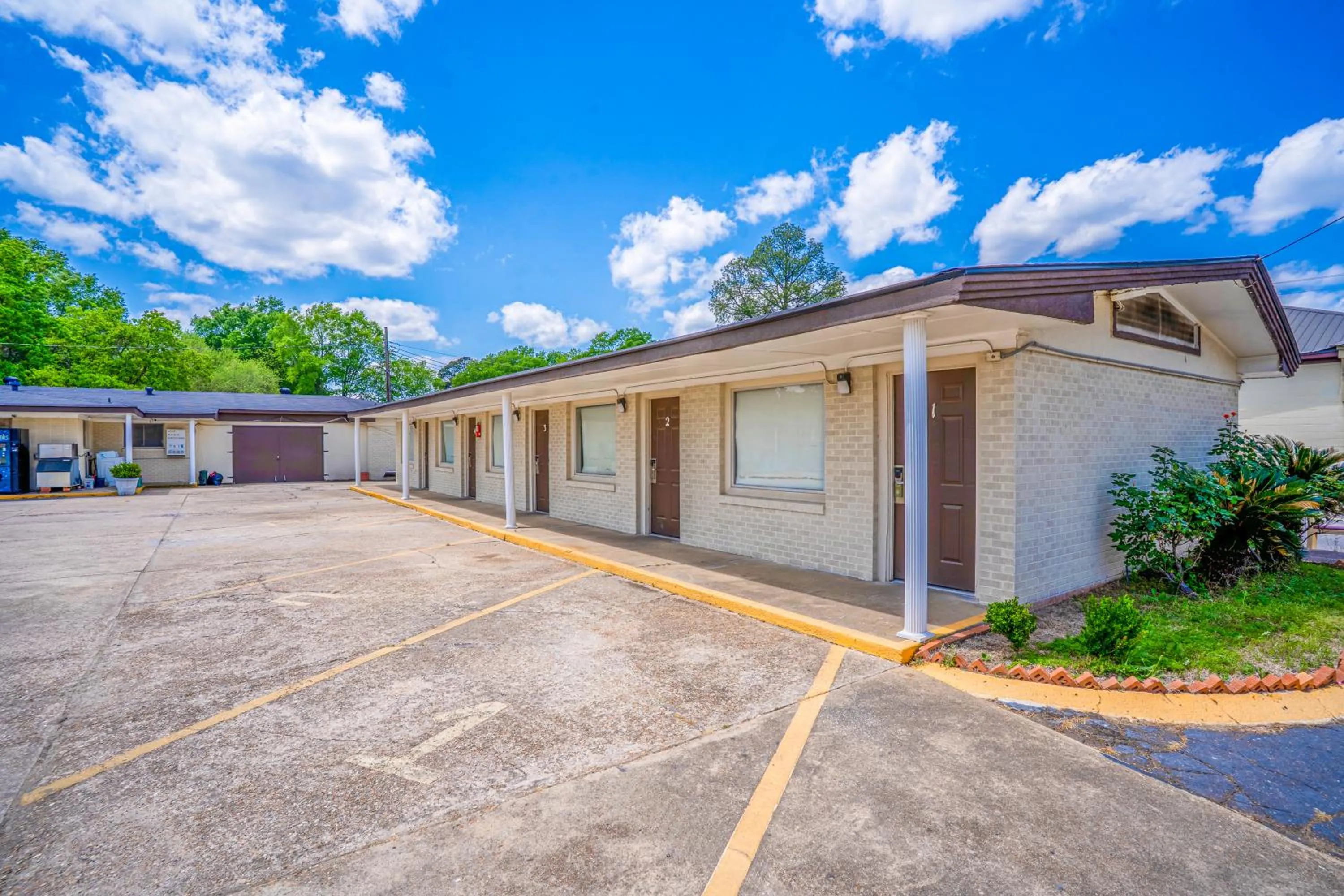 Property building in Cypress Inn Motel By OYO West Monroe I-20