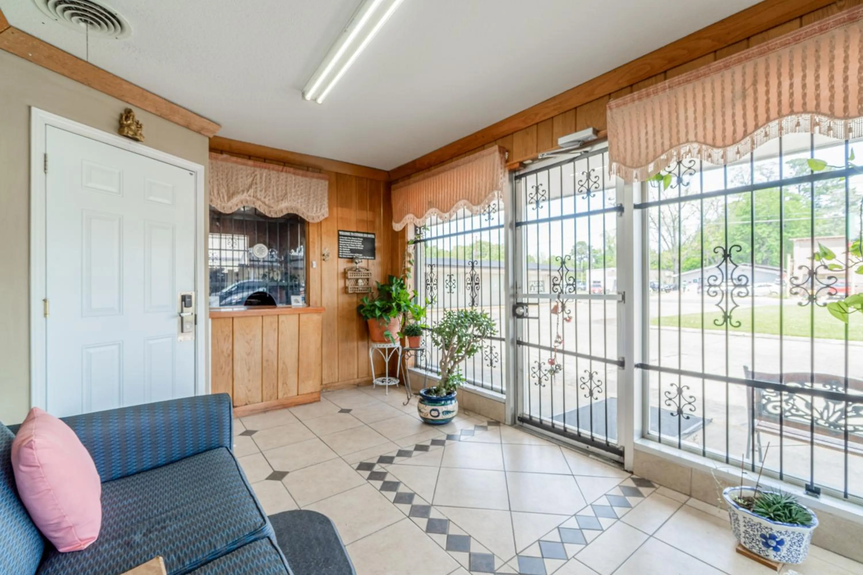 Seating area in Cypress Inn Motel By OYO West Monroe I-20