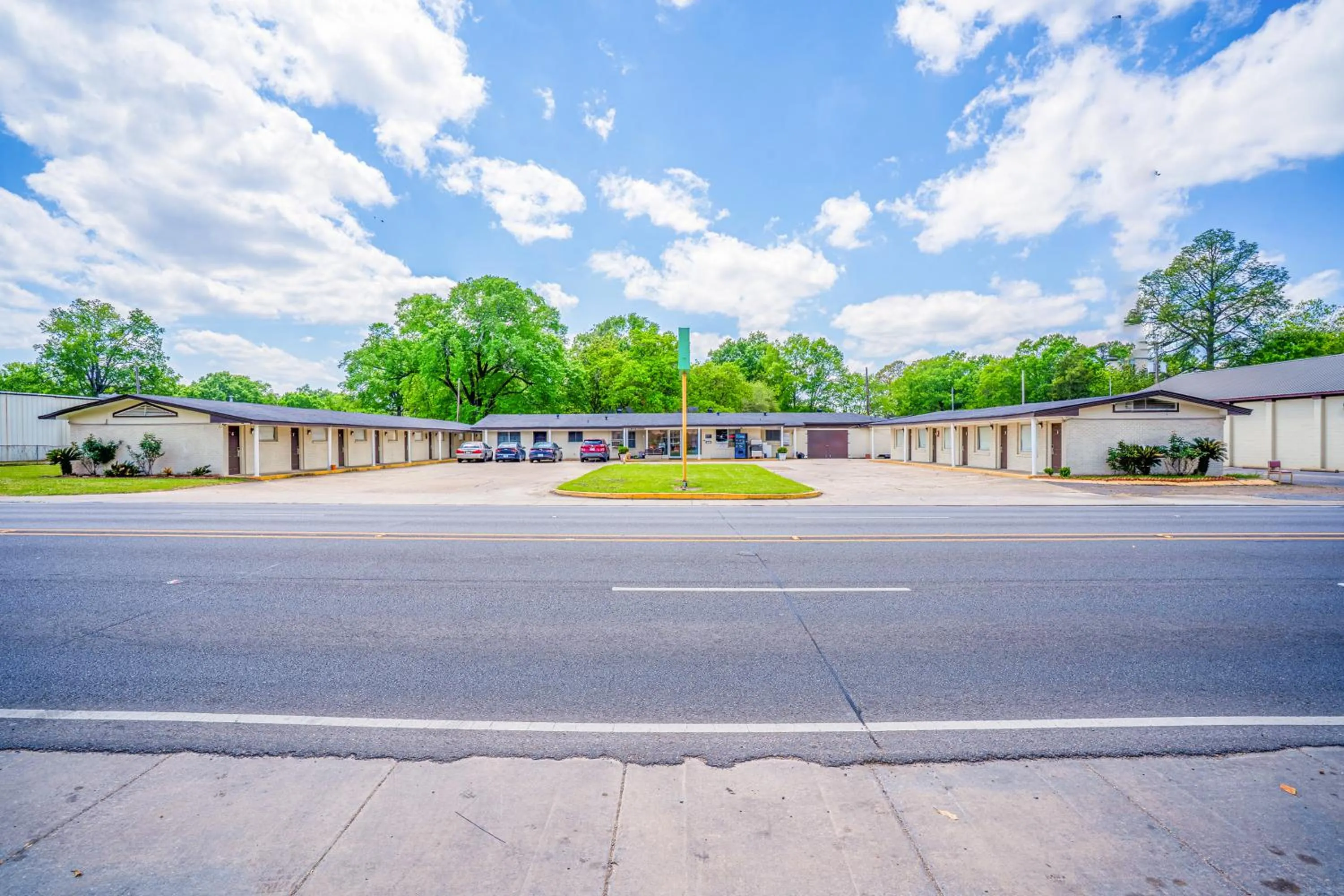 Parking in Cypress Inn Motel By OYO West Monroe I-20