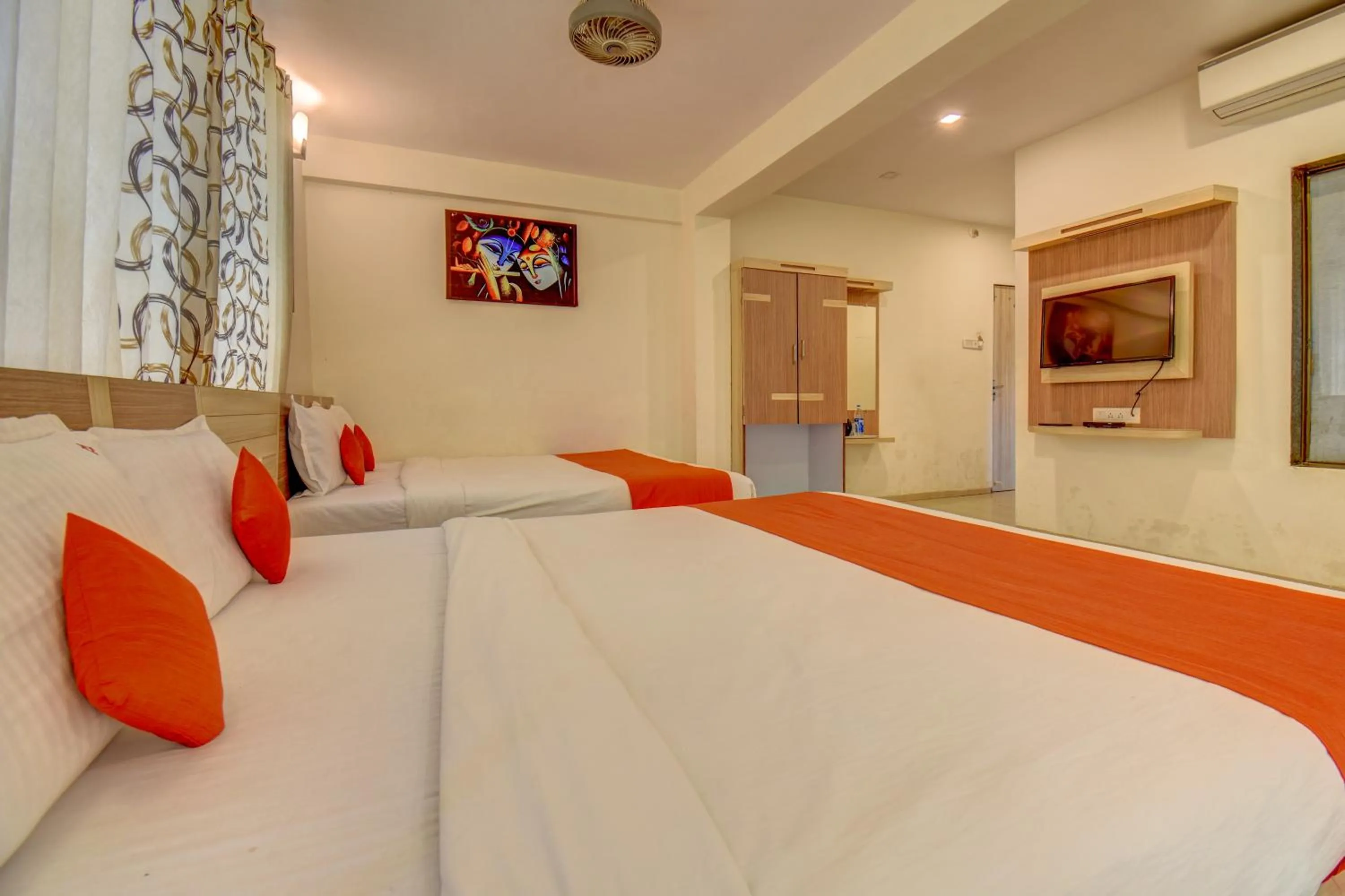 TV and multimedia, Bed in JK Hotels & Spa, Mahabaleshwar