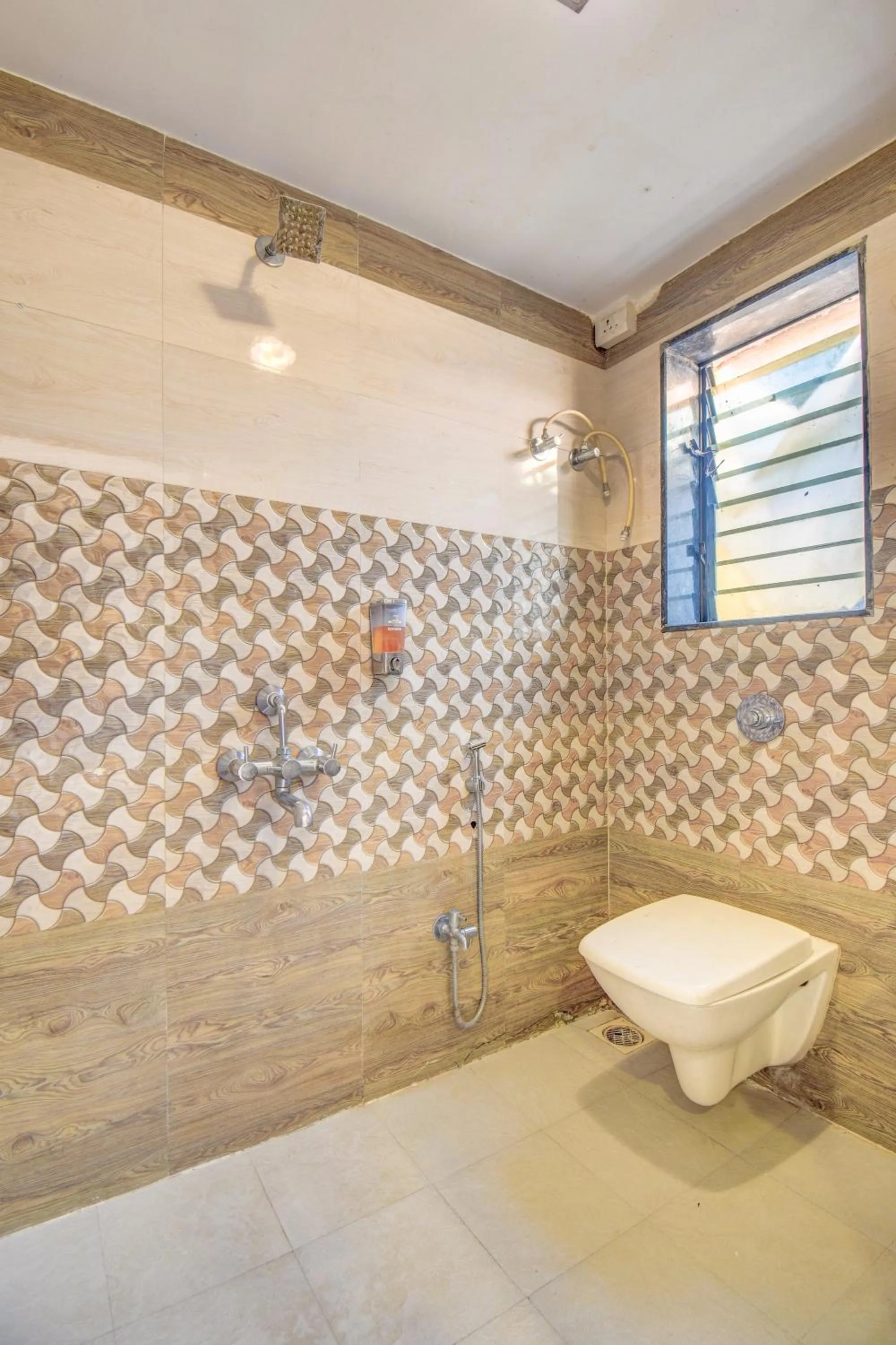 Shower in JK Hotels & Spa, Mahabaleshwar