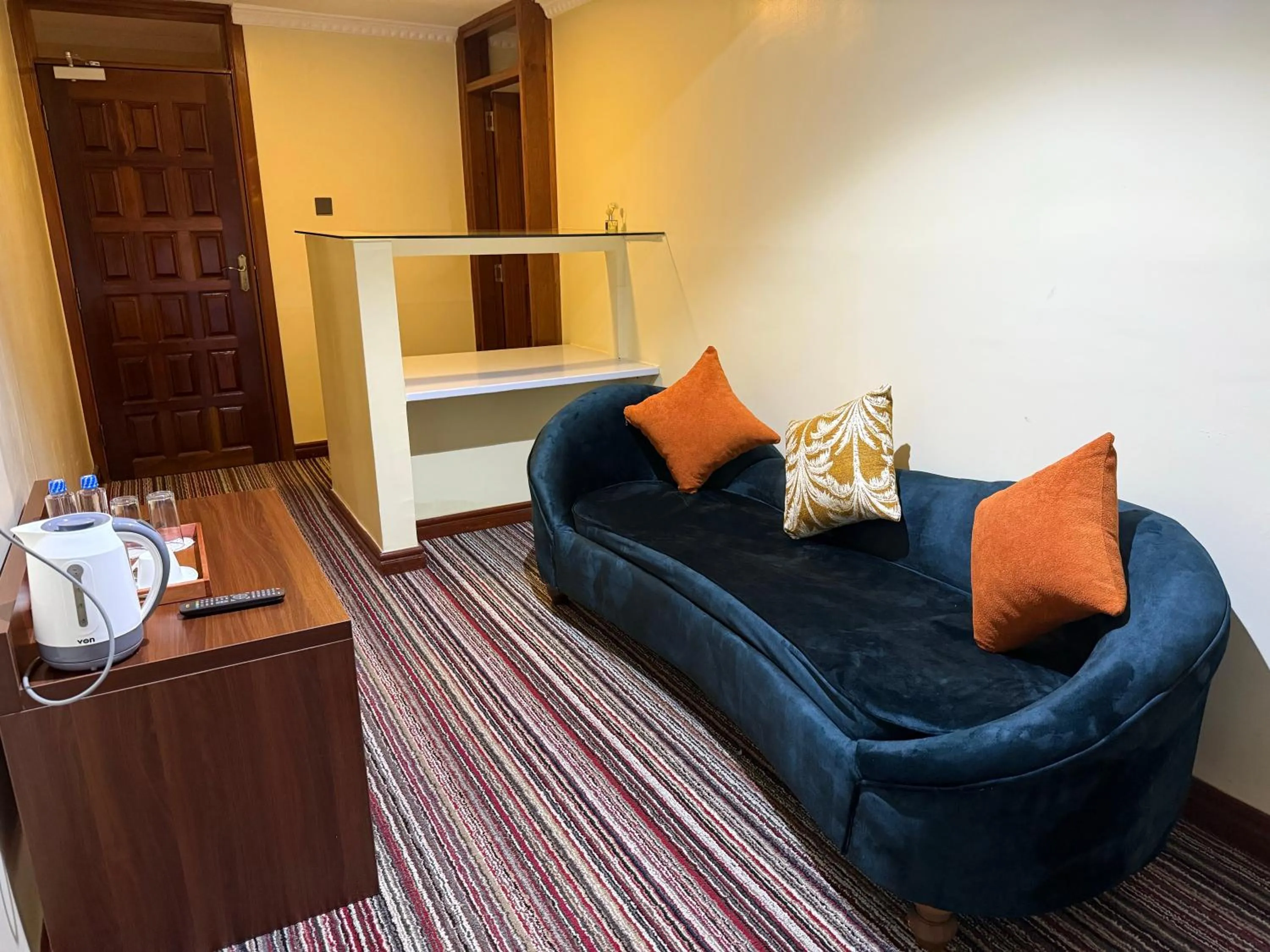 Living room, Bed in Karen Plains Hotel Nairobi