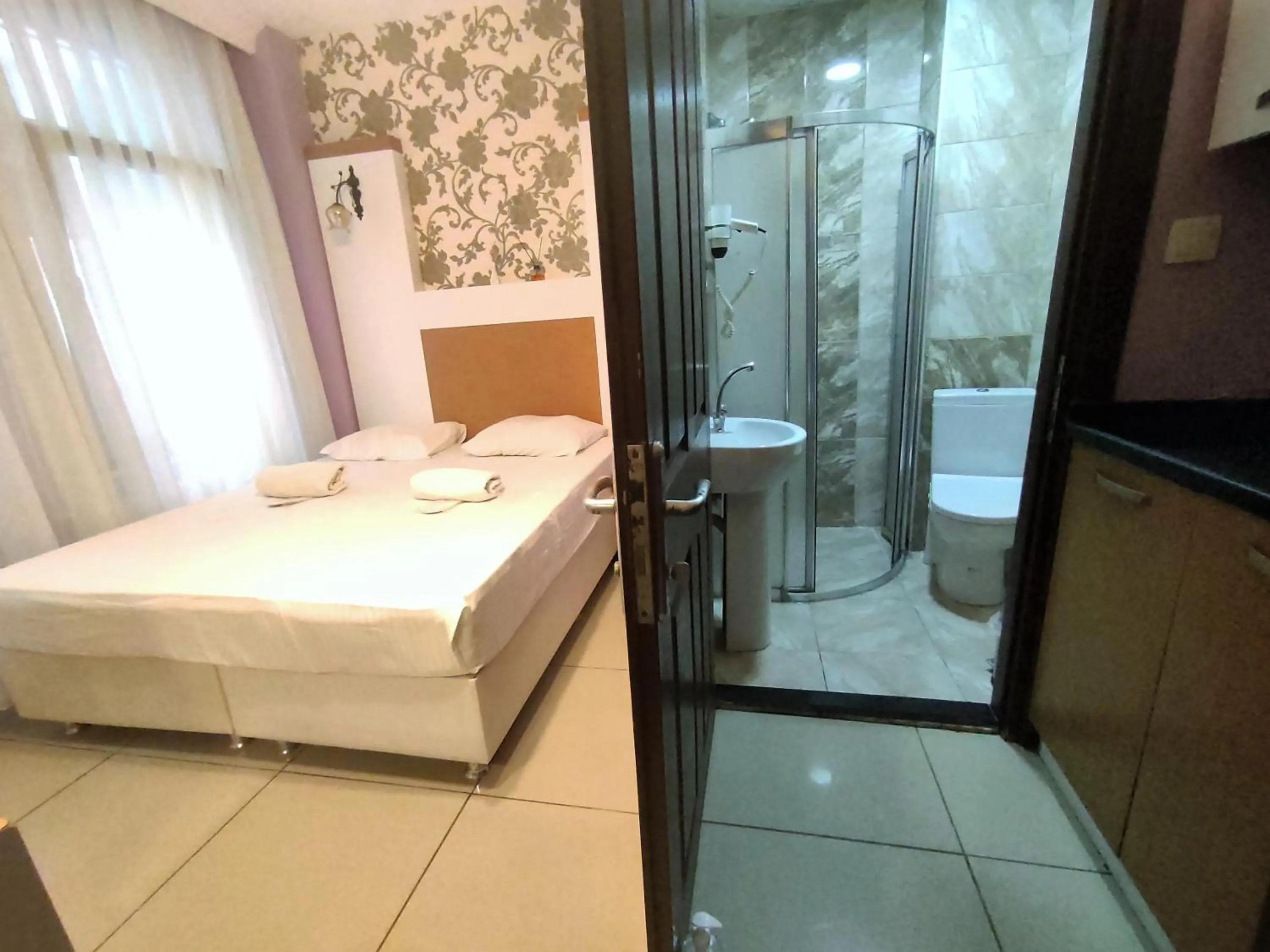 Shower, Bed in Grafen Hotel