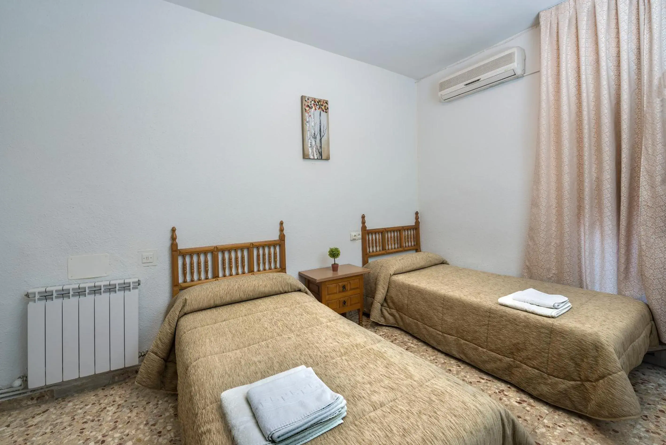 Twin Room in Hostal Santa Barbara Twin Room in Hostal Santa Barbara