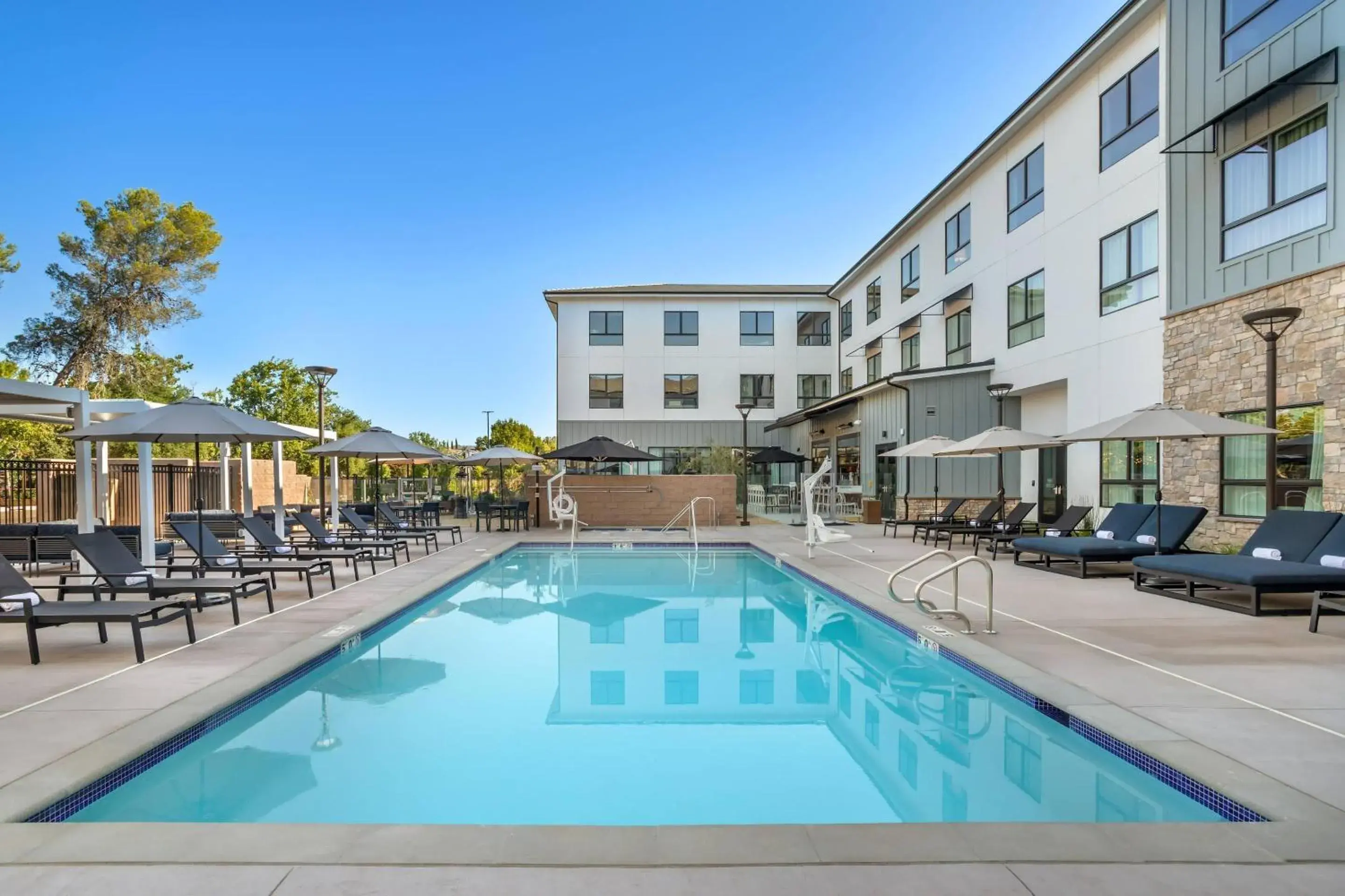 Swimming pool in Cambria Hotel Templeton - Paso Robles Swimming pool in Cambria Hotel Templeton - Paso Robles