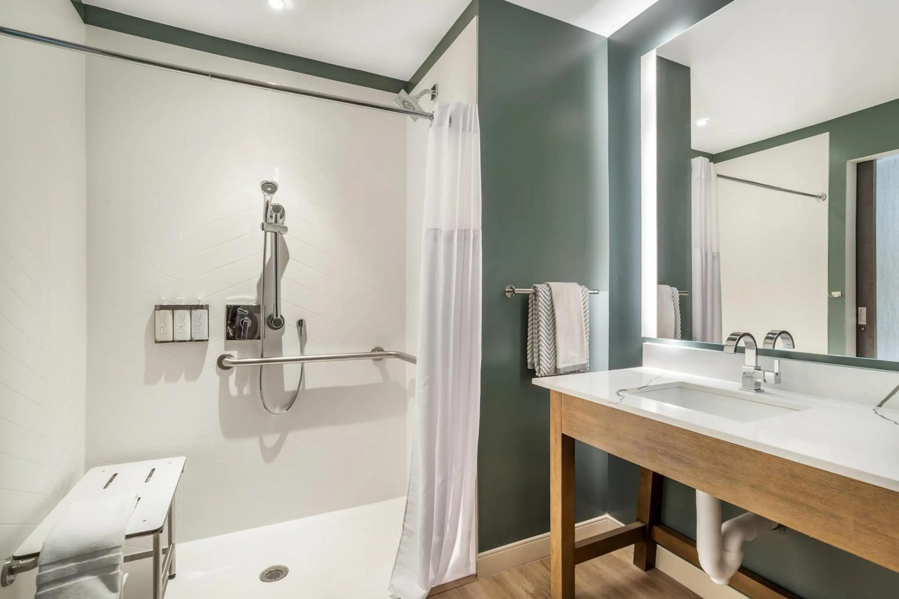 Bedroom in Cambria Hotel Templeton - Paso Robles