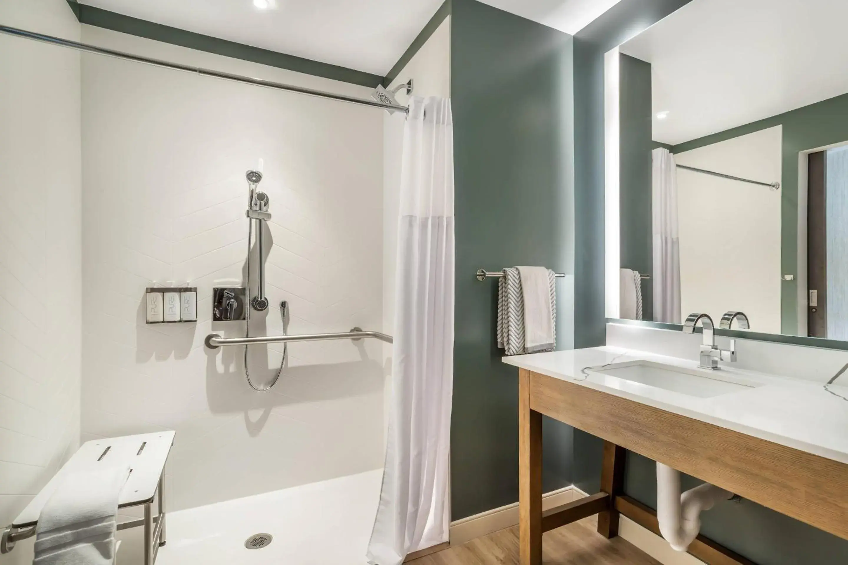 Bedroom in Cambria Hotel Templeton - Paso Robles Bedroom in Cambria Hotel Templeton - Paso Robles