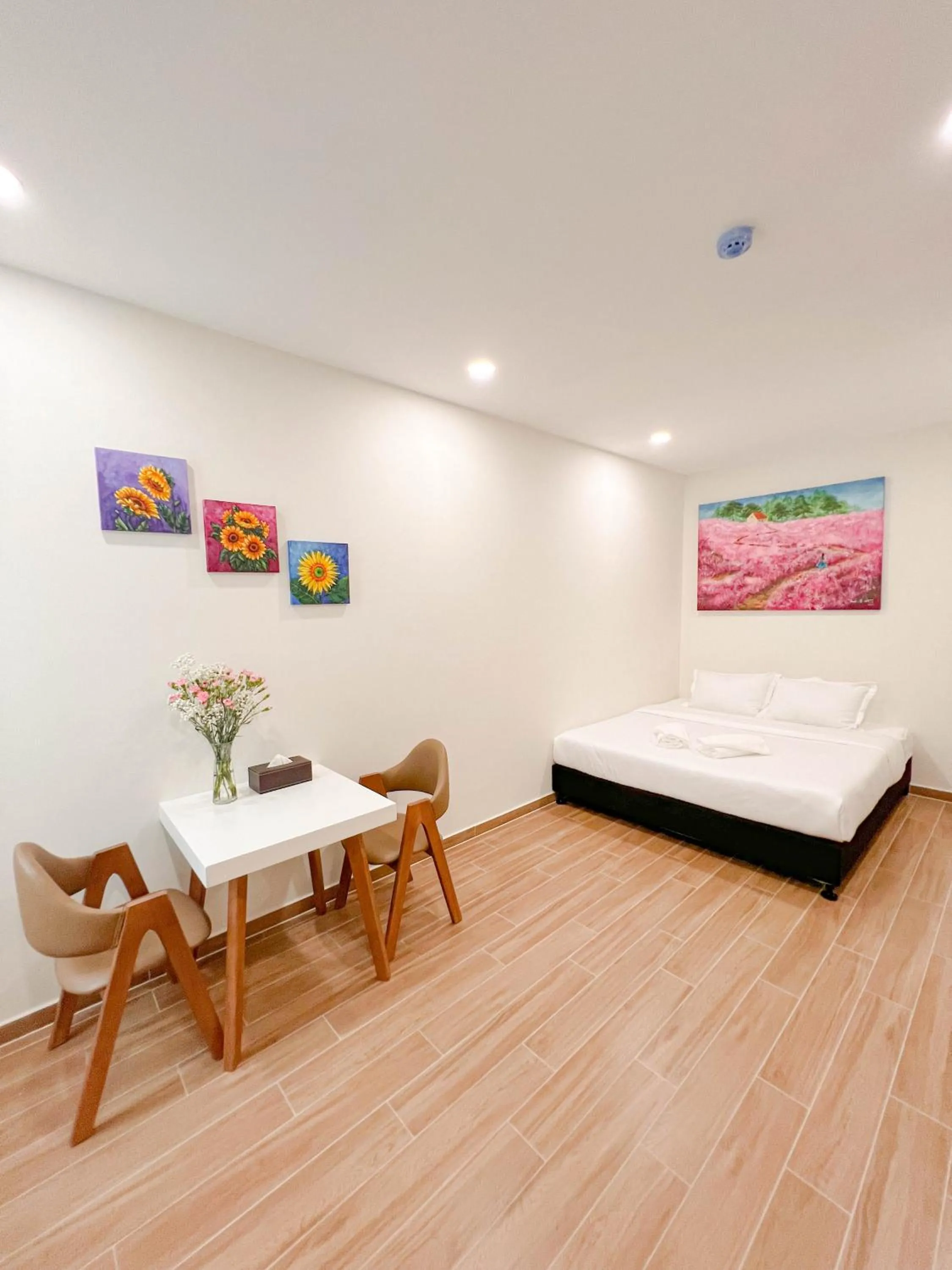Seating area, Bed in Heyday apartment