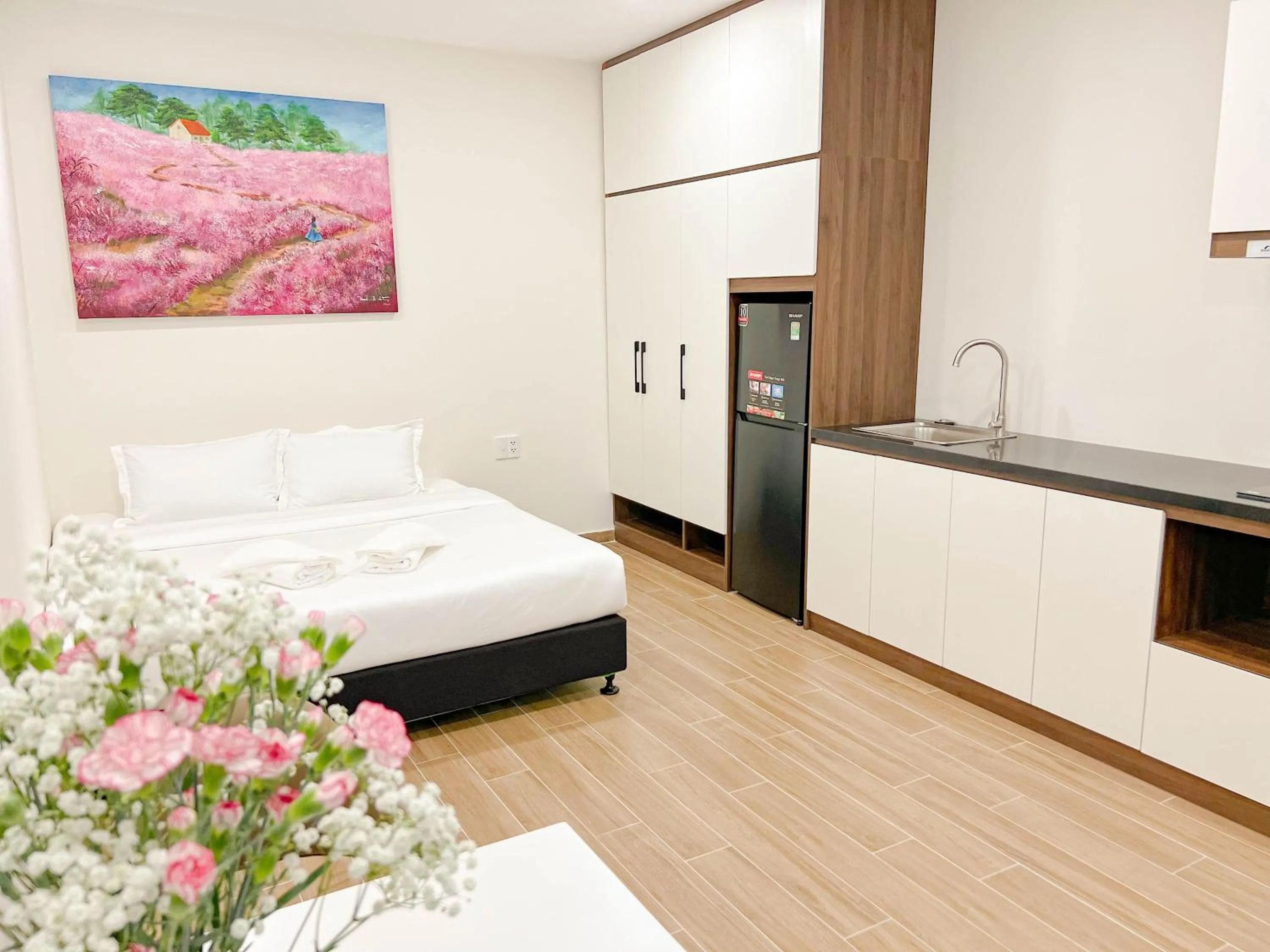 Kitchen or kitchenette, Bed in Heyday apartment