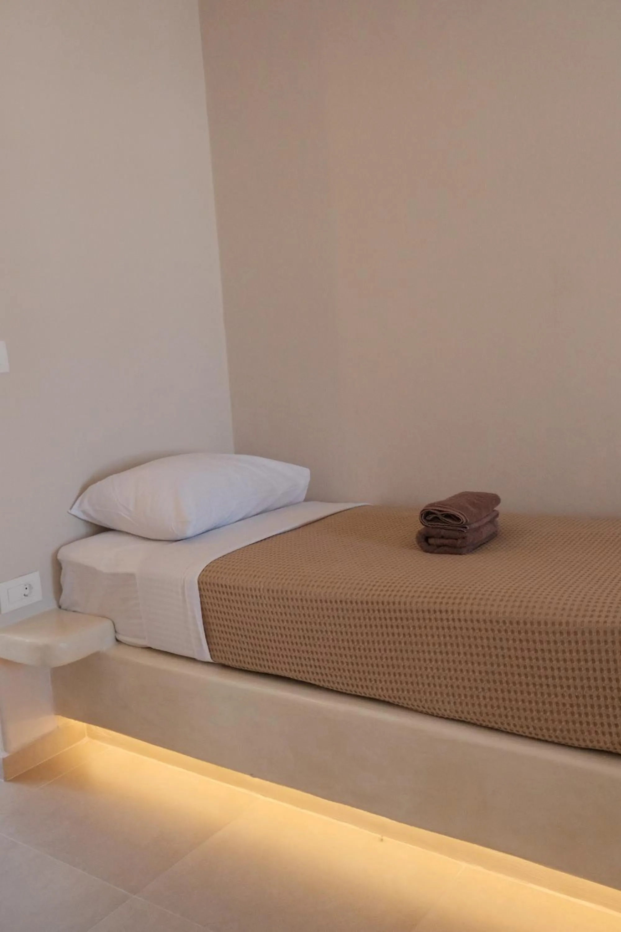 Bed in Cycladic Charm