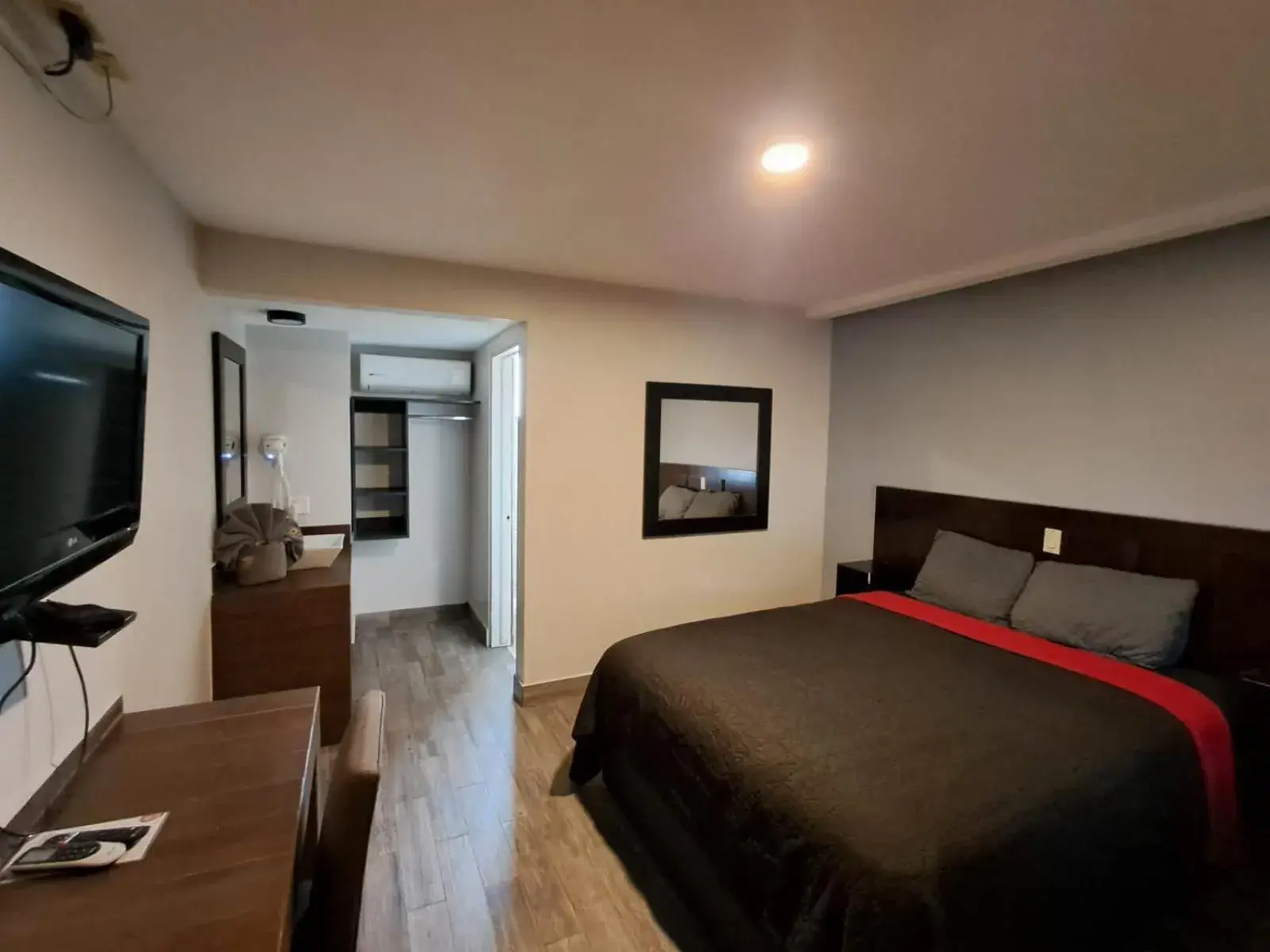 Queen Room - single occupancy in Lizvan Hotel-Motel Queen Room - single occupancy in Lizvan Hotel-Motel