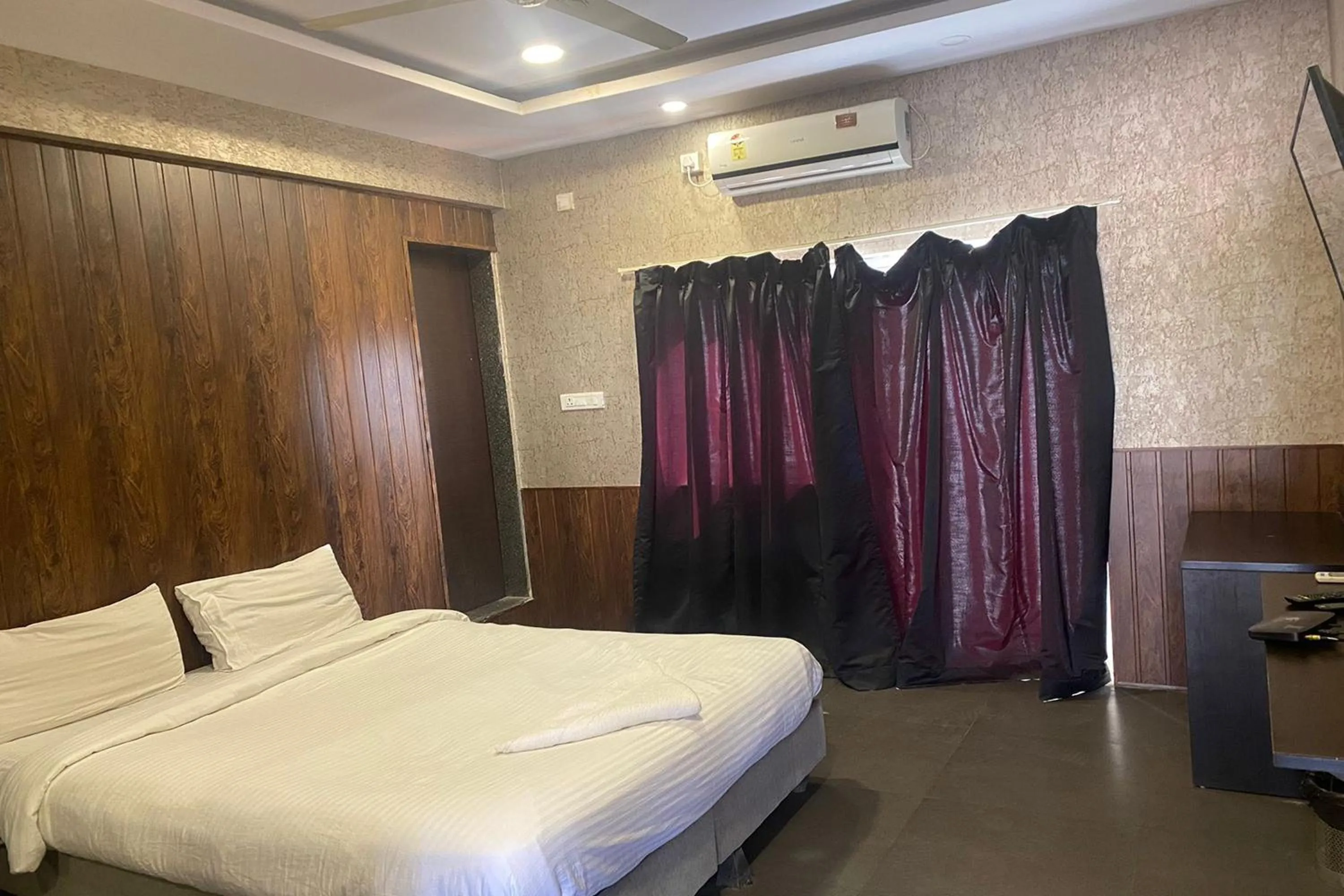 Bed in I Suites
