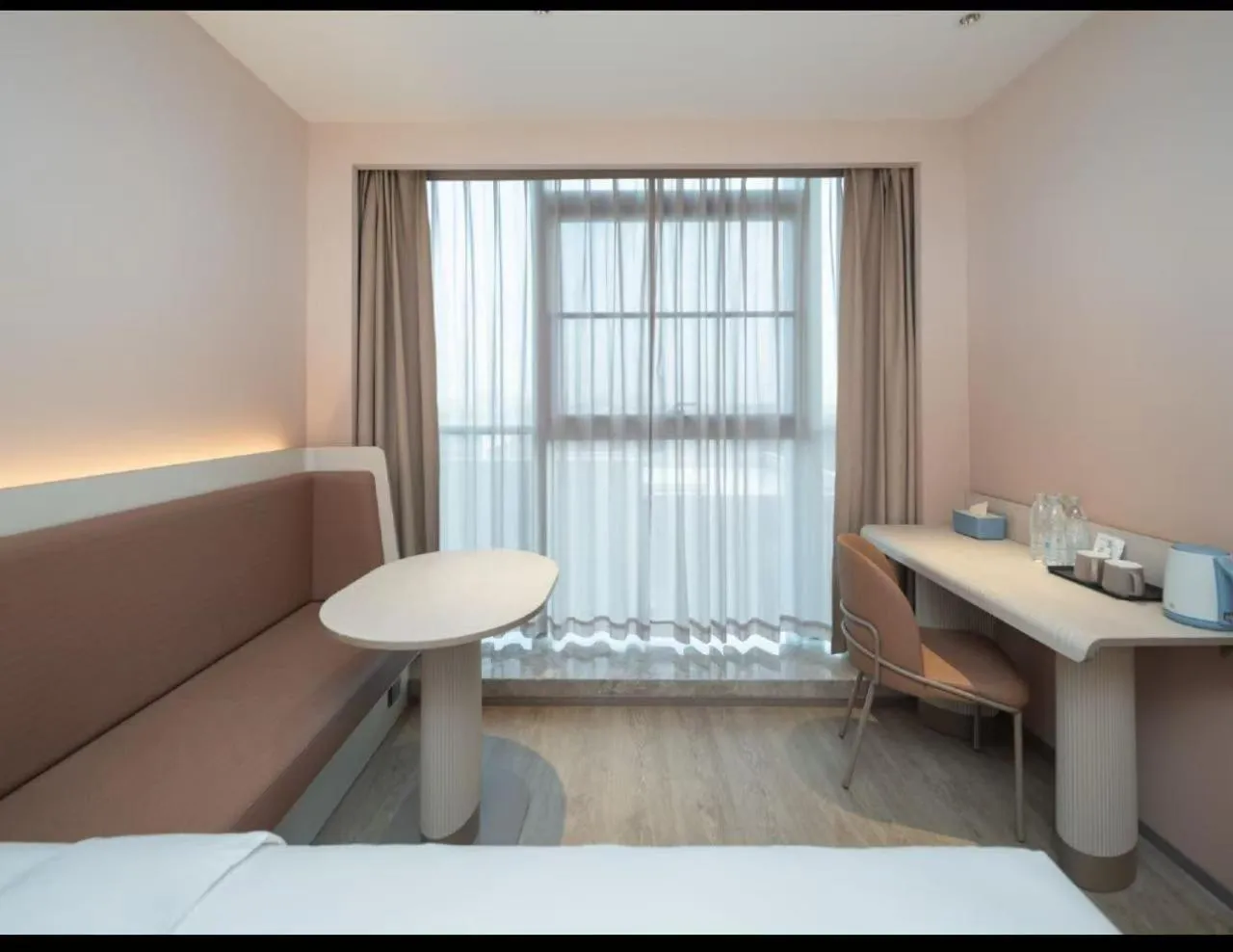 Seating area in Hanting Hotel Shanghai Lingang New City Wanda Plaza