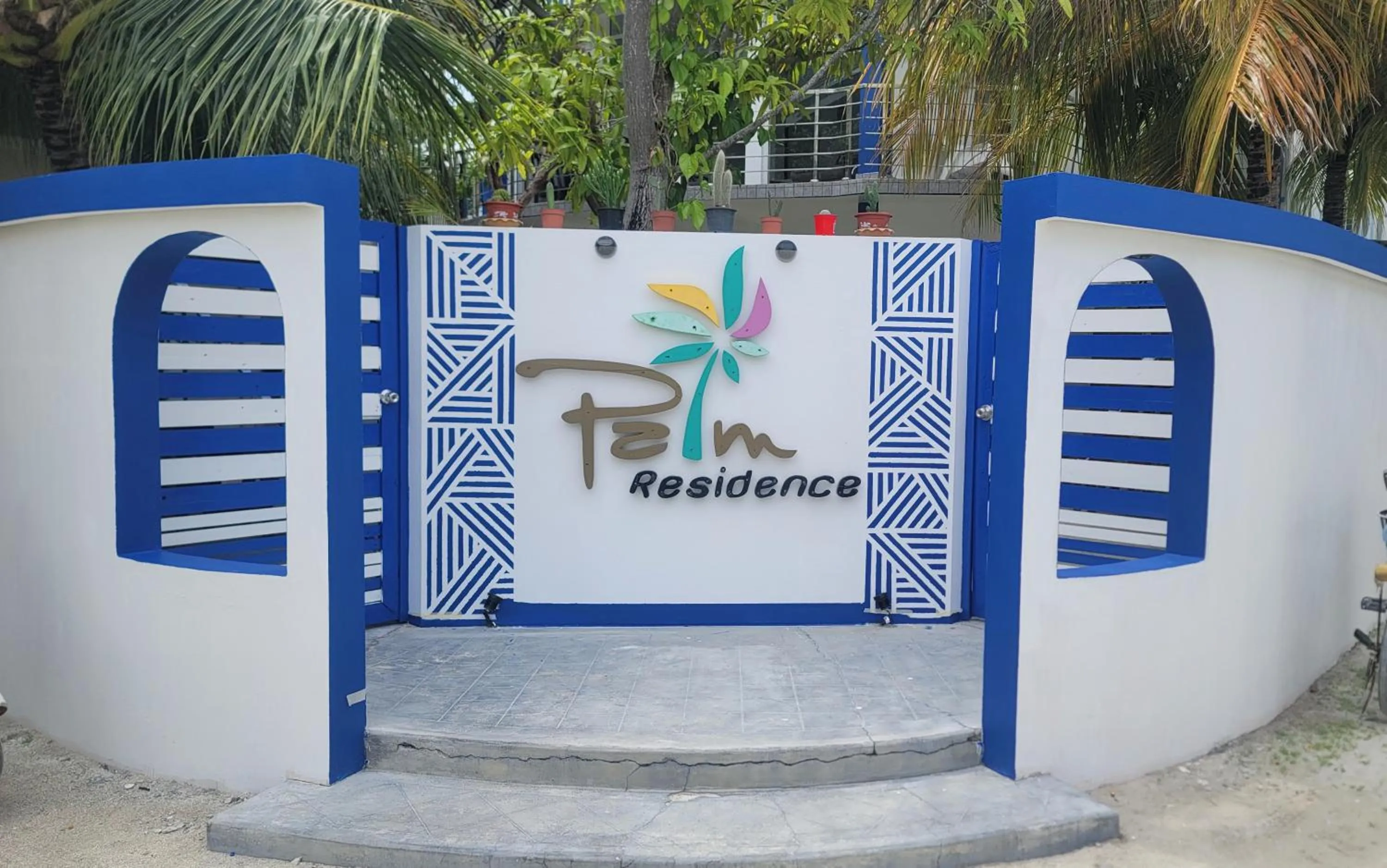 Facade/entrance in Palm Residence