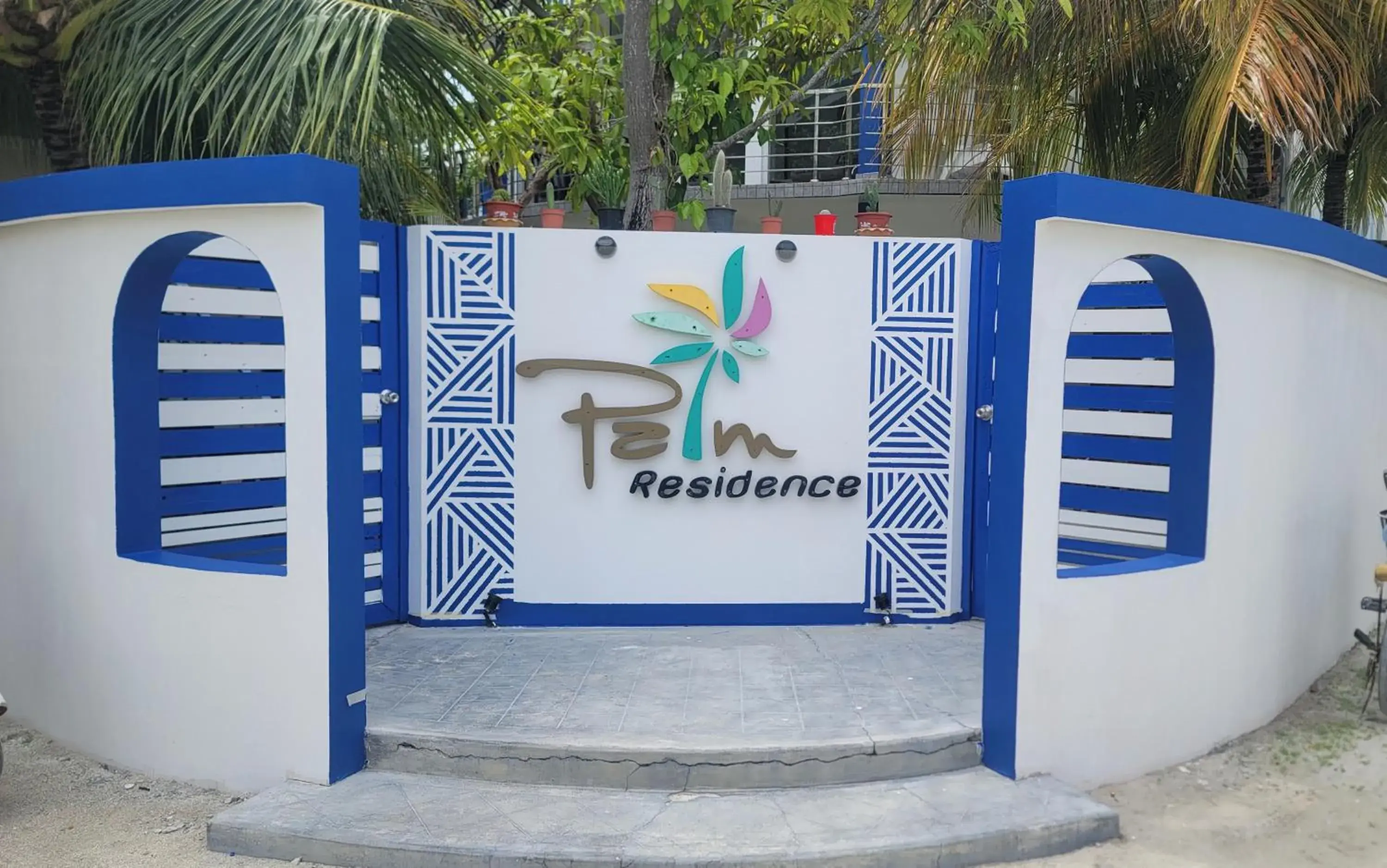 Facade/entrance in Palm Residence Facade/entrance in Palm Residence