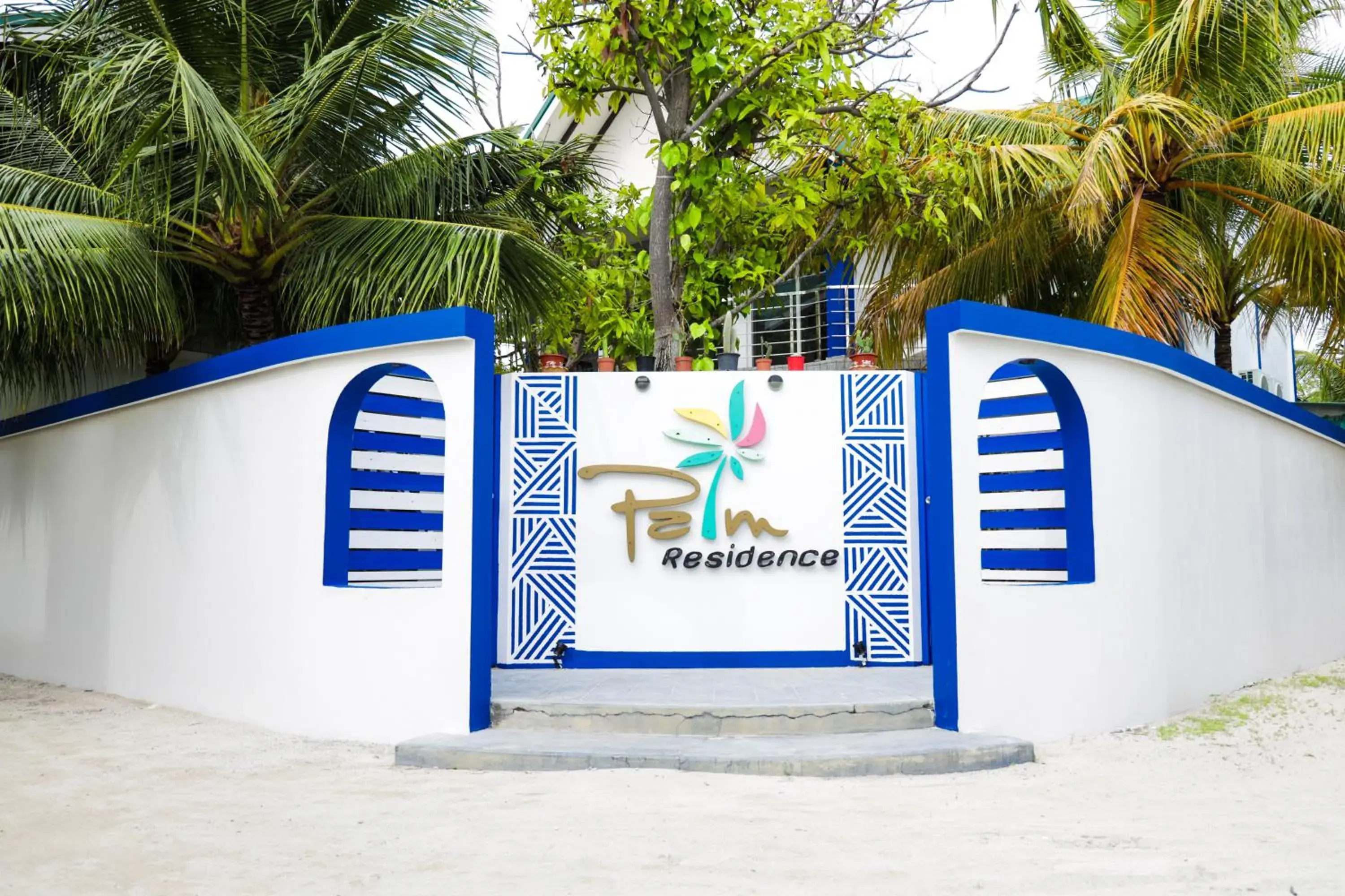 Facade/entrance in Palm Residence Facade/entrance in Palm Residence