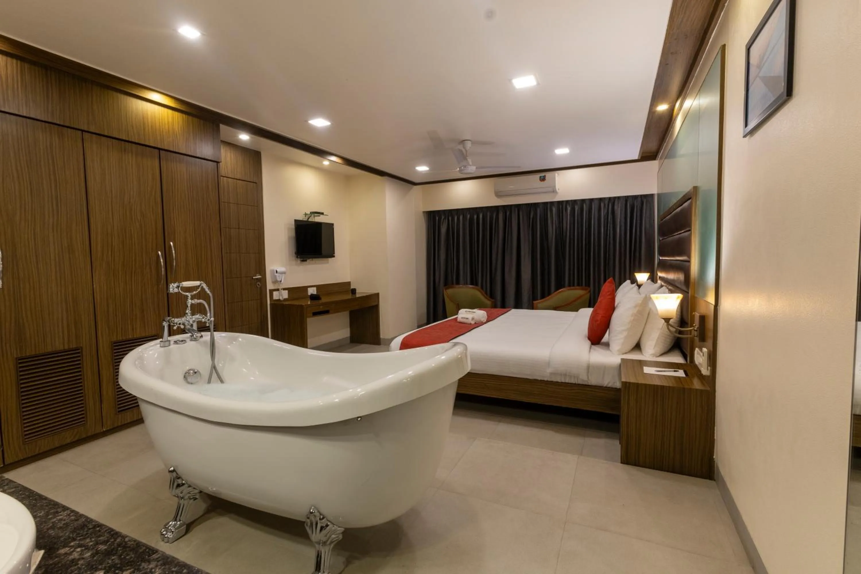 Bath, Bed in The Metropole by Keyboard Hotels