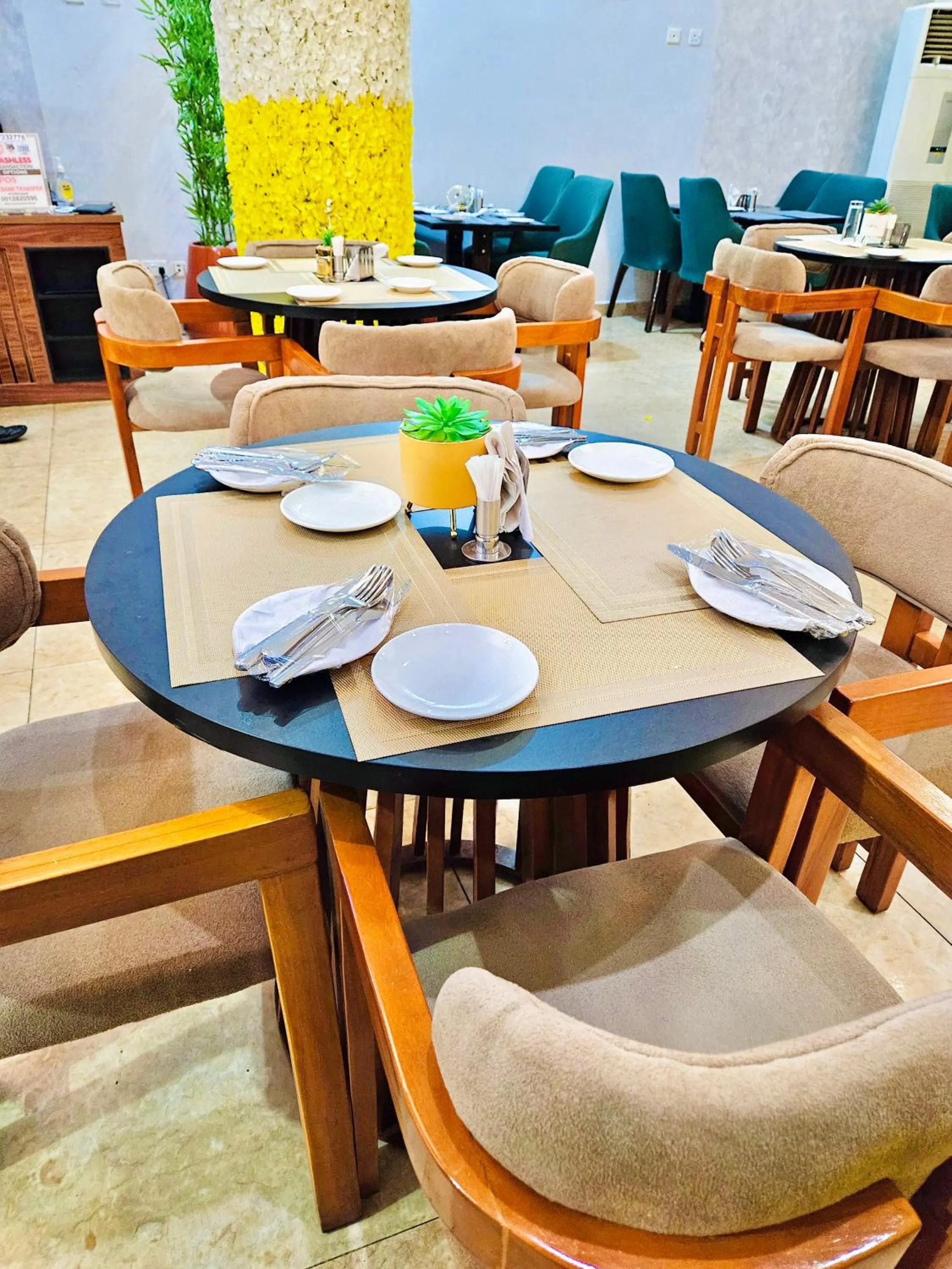 Restaurant/places to eat in Reiz Continental Hotel, Abuja