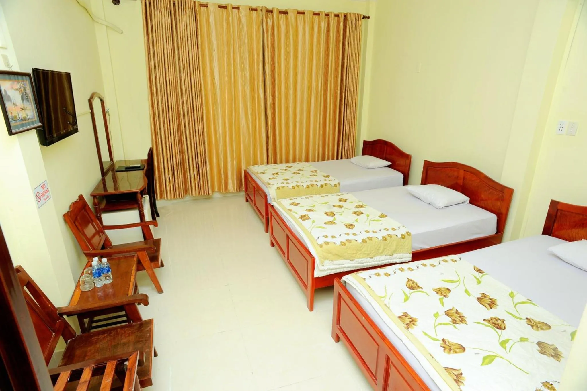 Standard Triple Room in Hung Vuong Hotel