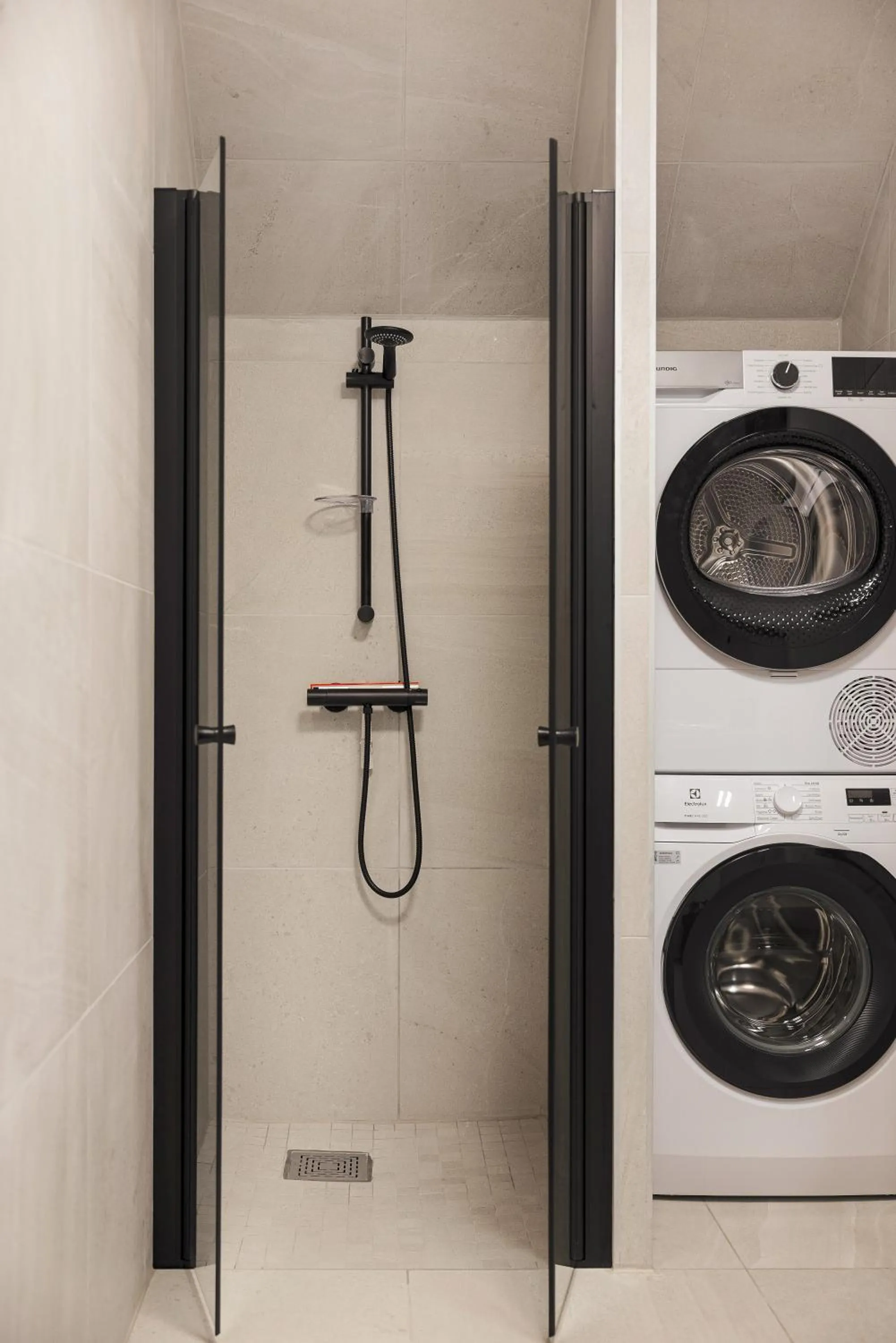 Shower in Rosenberg Apartments