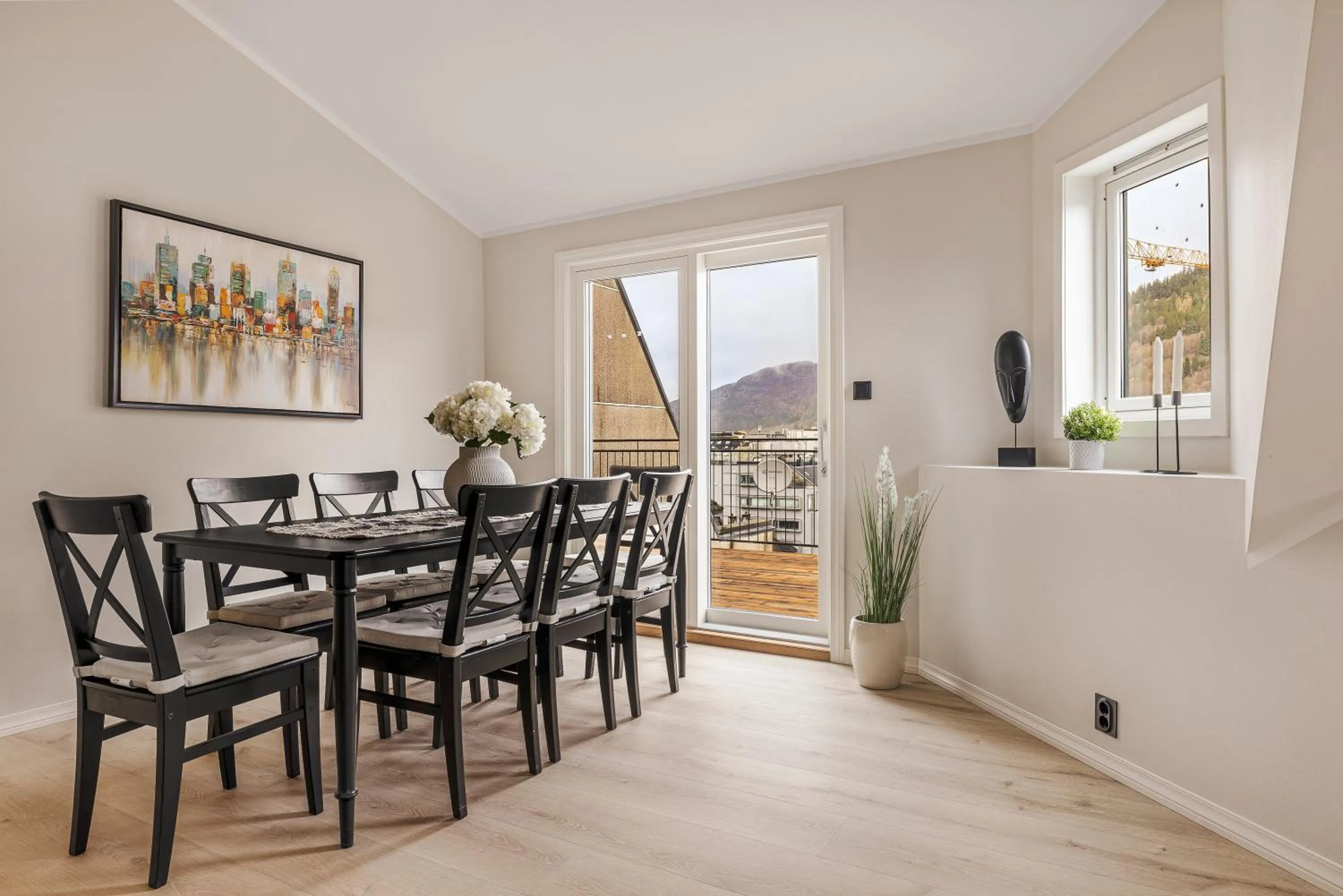 Dining area in Rosenberg Apartments