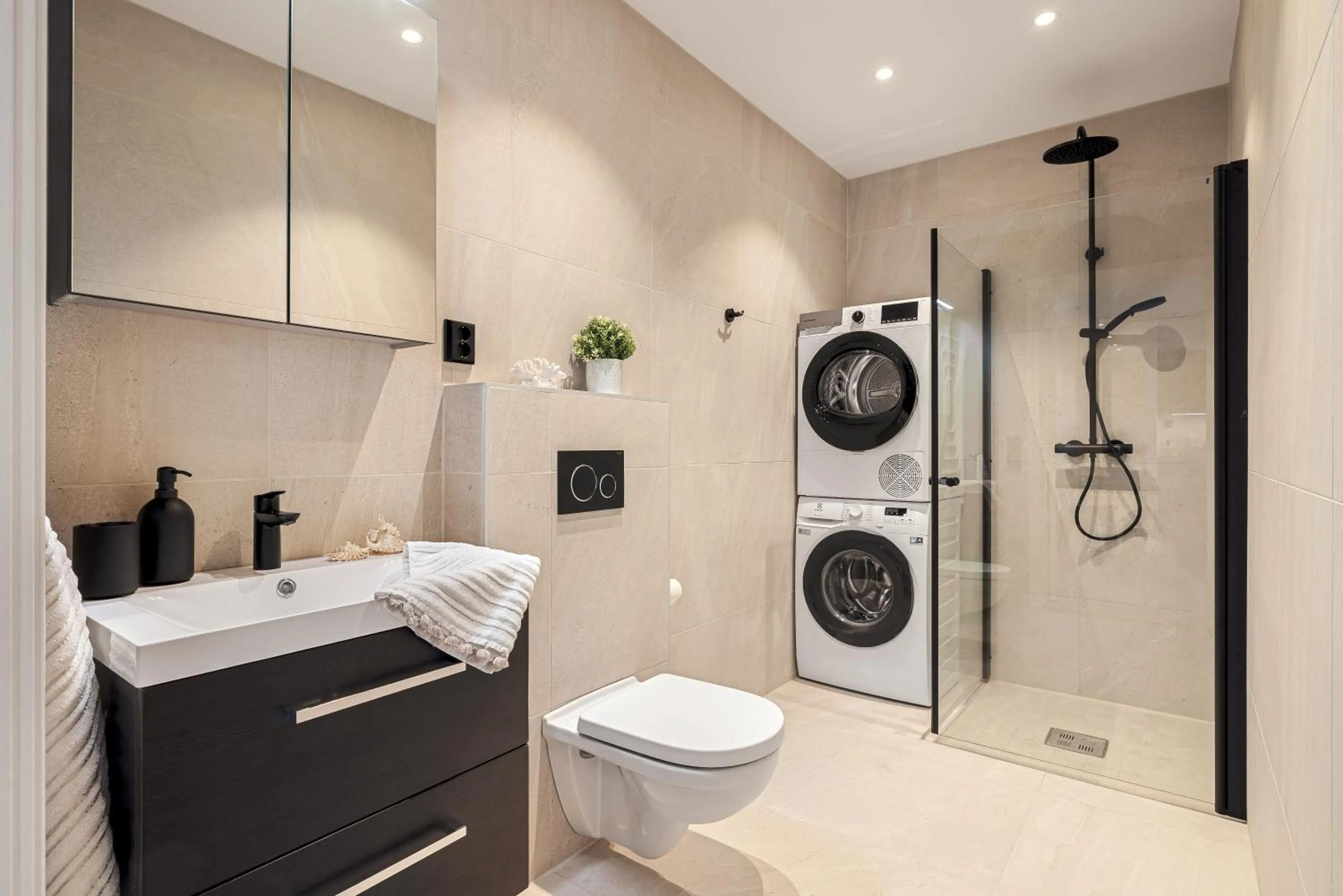 Shower in Rosenberg Apartments