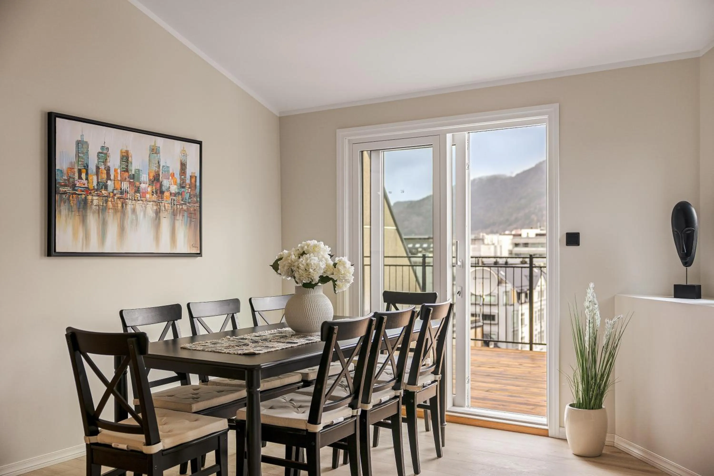 Dining area in Rosenberg Apartments