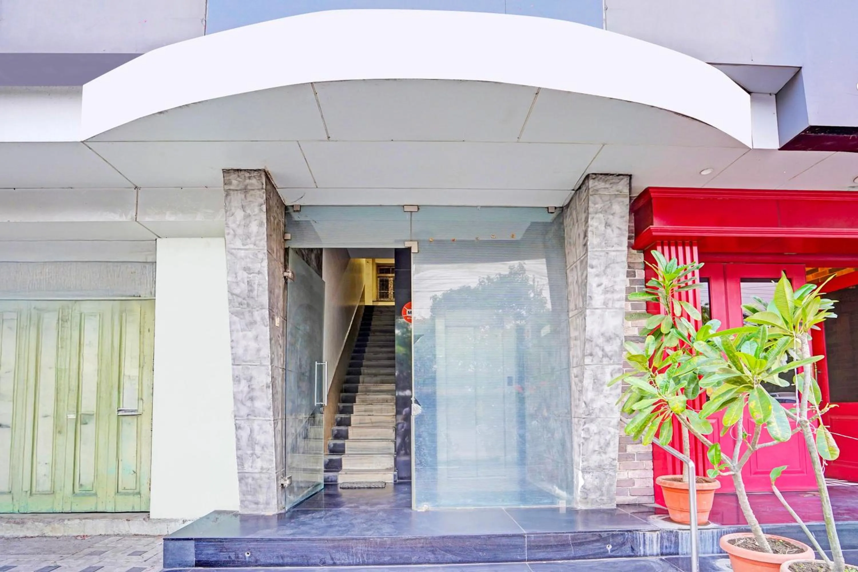 Facade/entrance in Collection O Nagpur Railway Station Formerly Jagannath Deluxe