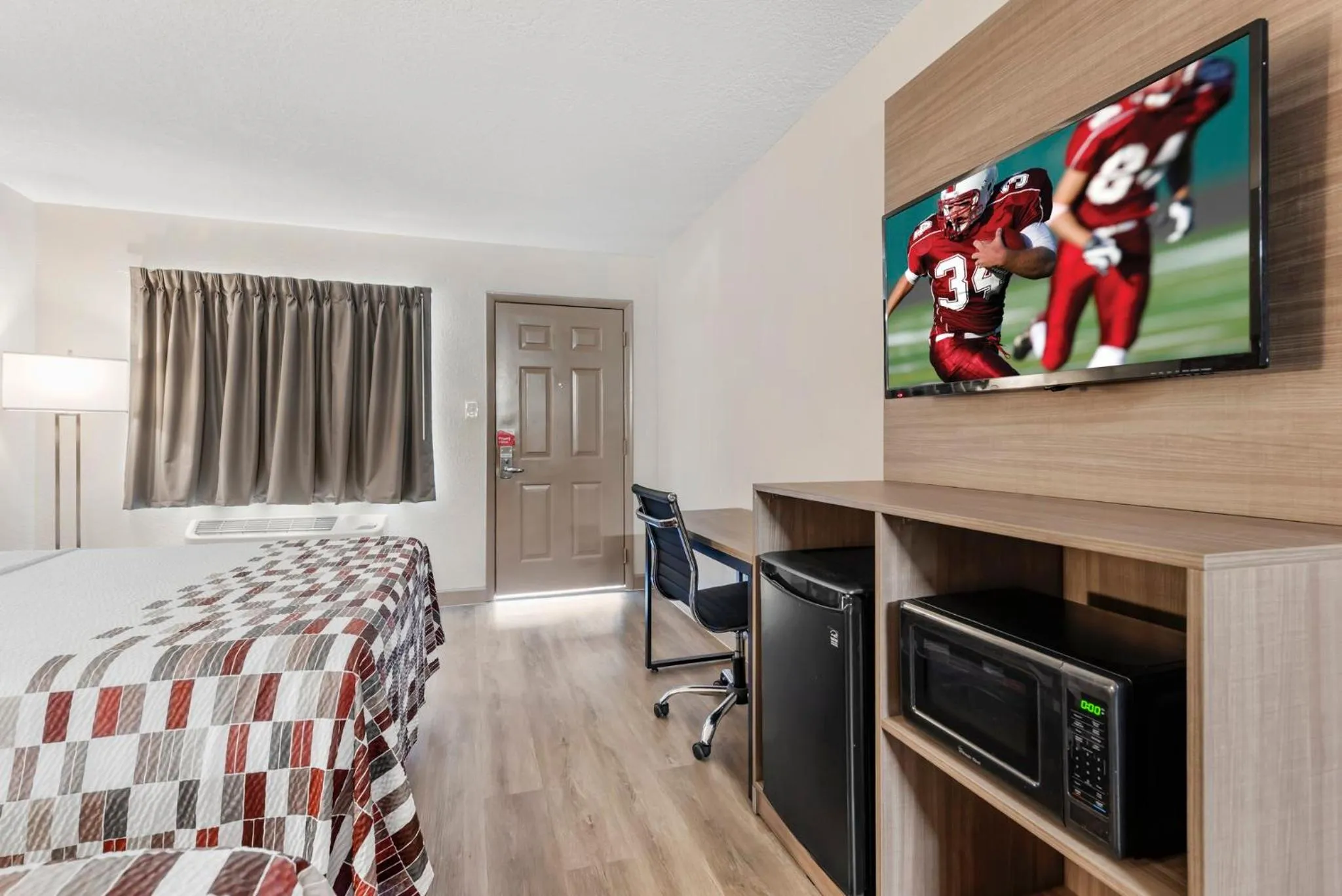 Bedroom, Bed in Red Roof Inn Kissimmee, FL