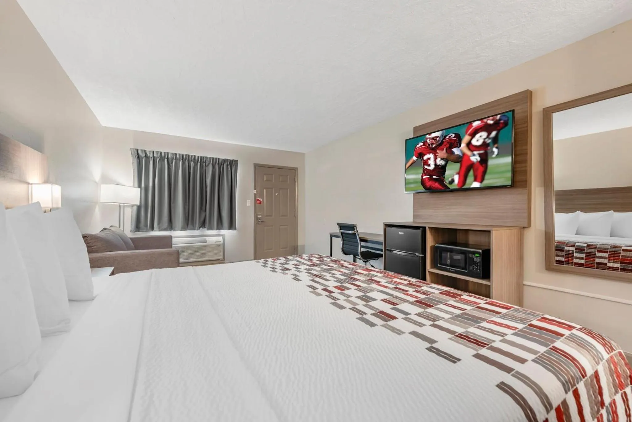 Bedroom, Bed in Red Roof Inn Kissimmee, FL