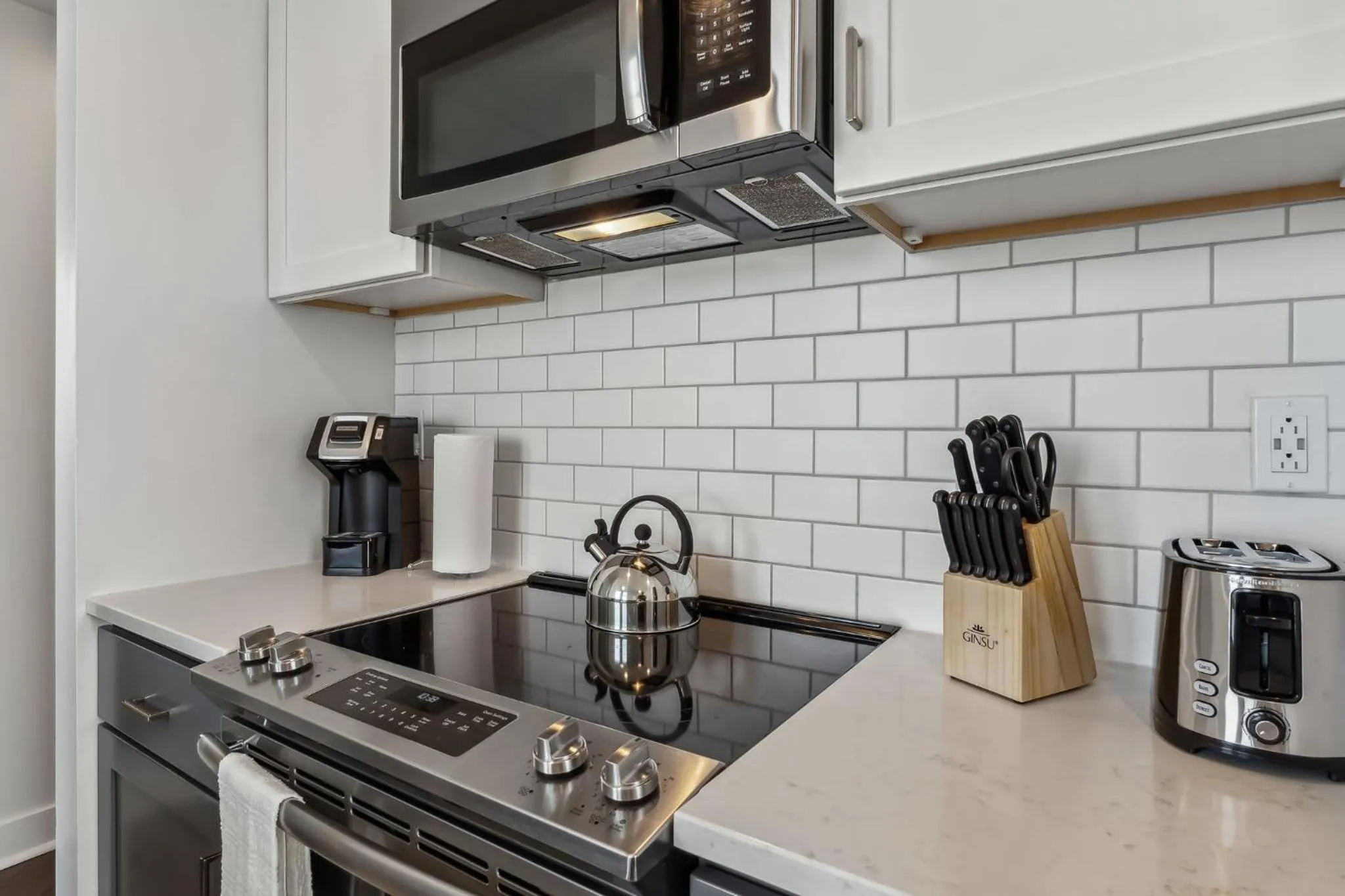 Kitchen or kitchenette in Placemakr Downtown Pittsburgh at The Pennsylvanian