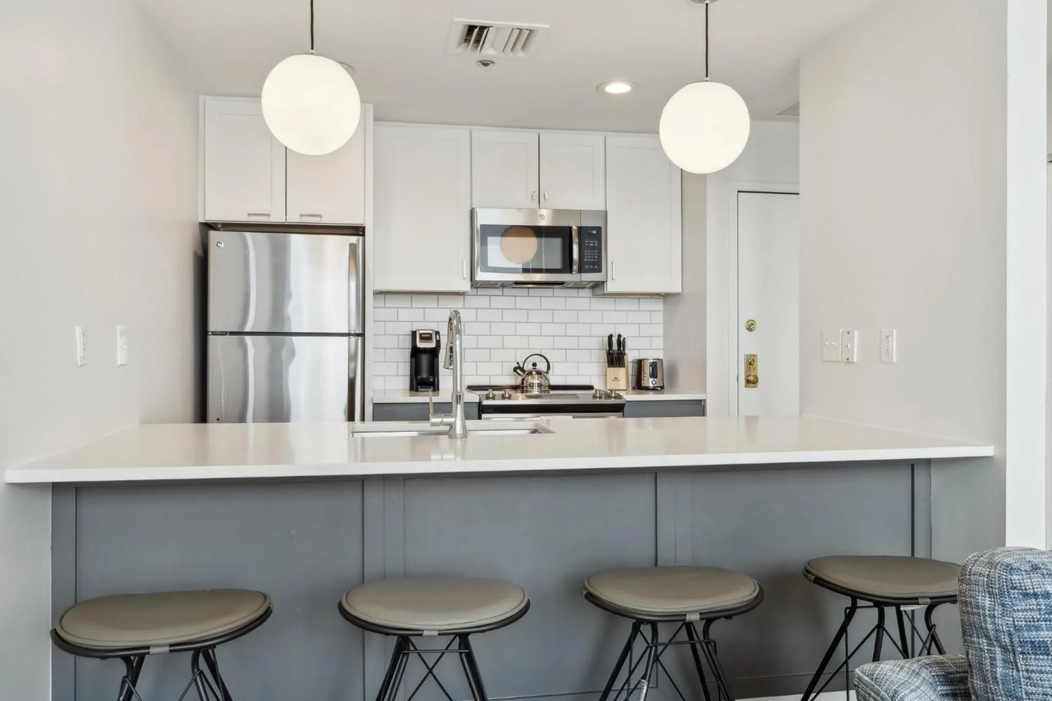 Kitchen or kitchenette in Placemakr Downtown Pittsburgh at The Pennsylvanian