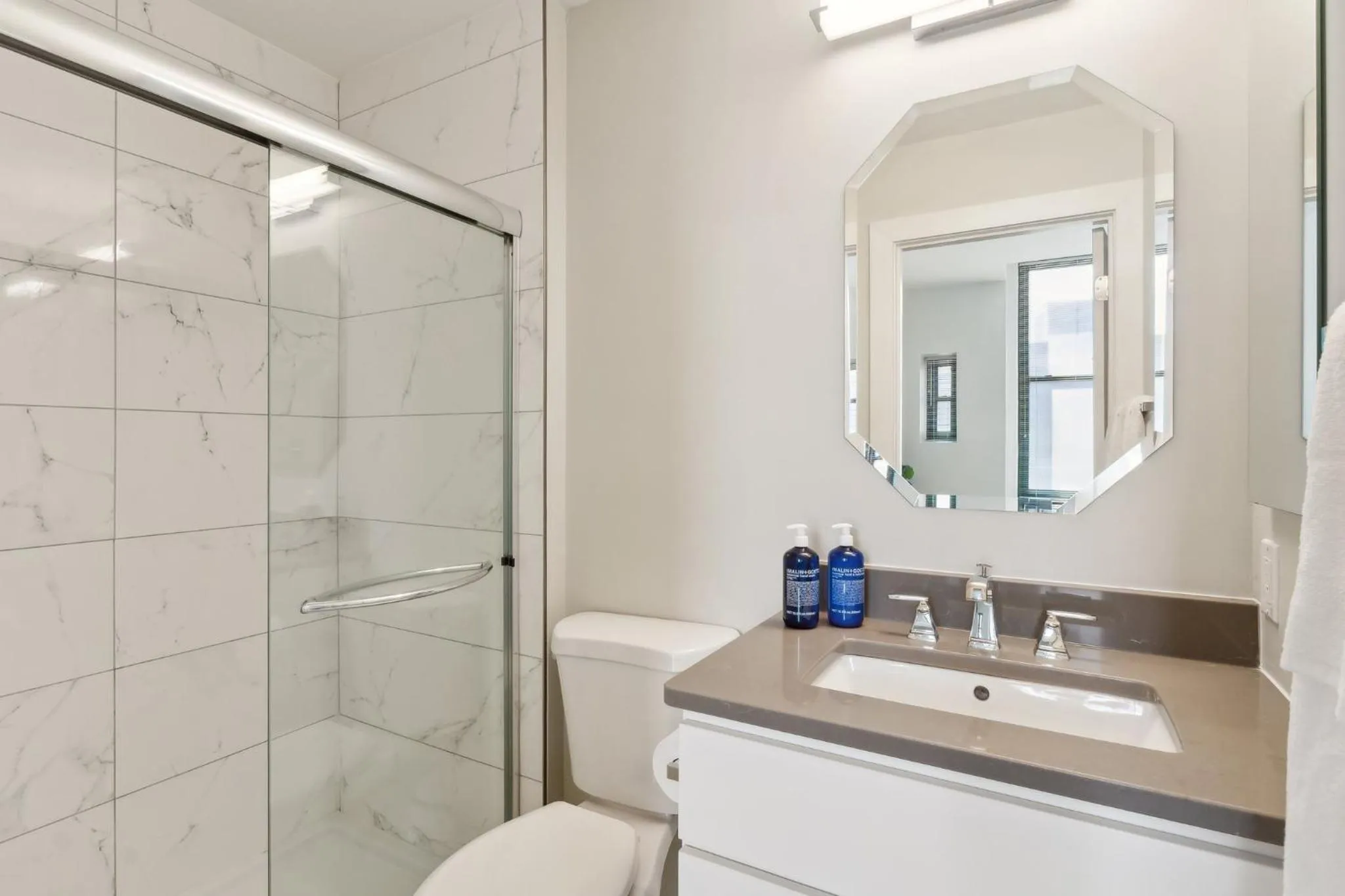 Bathroom in Placemakr Downtown Pittsburgh at The Pennsylvanian