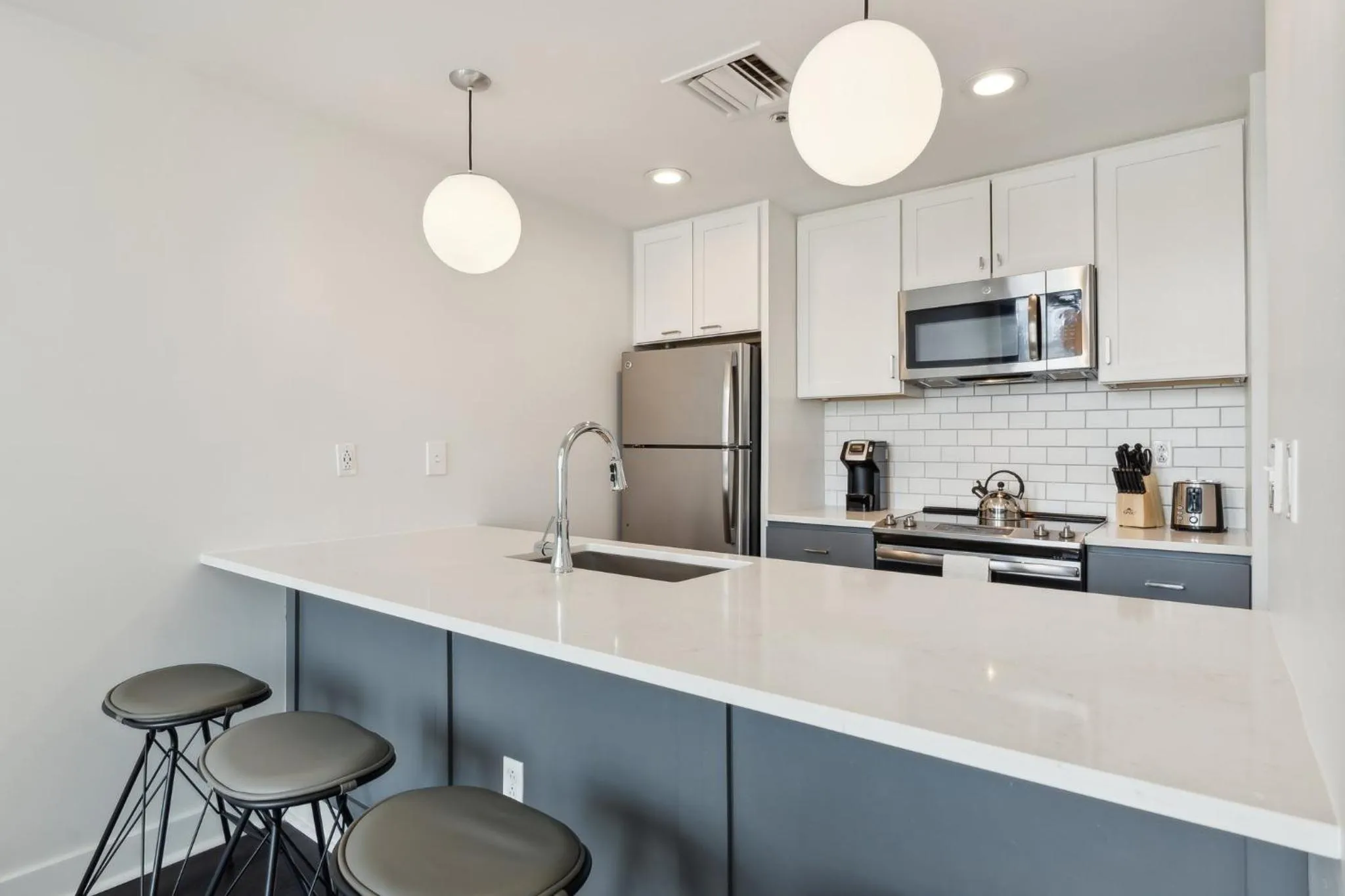 Kitchen or kitchenette in Placemakr Downtown Pittsburgh at The Pennsylvanian