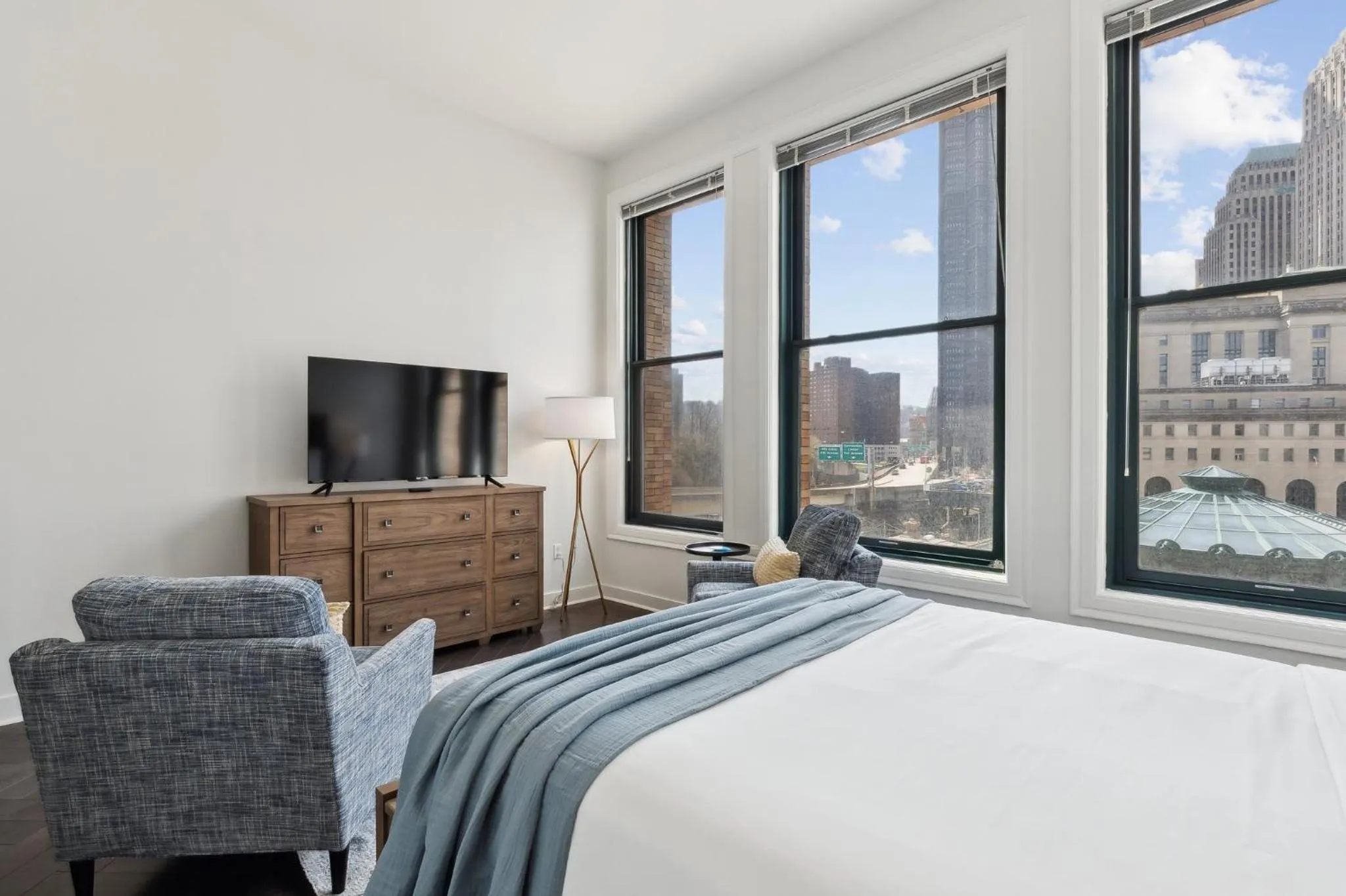 Bedroom, Bed in Placemakr Downtown Pittsburgh at The Pennsylvanian