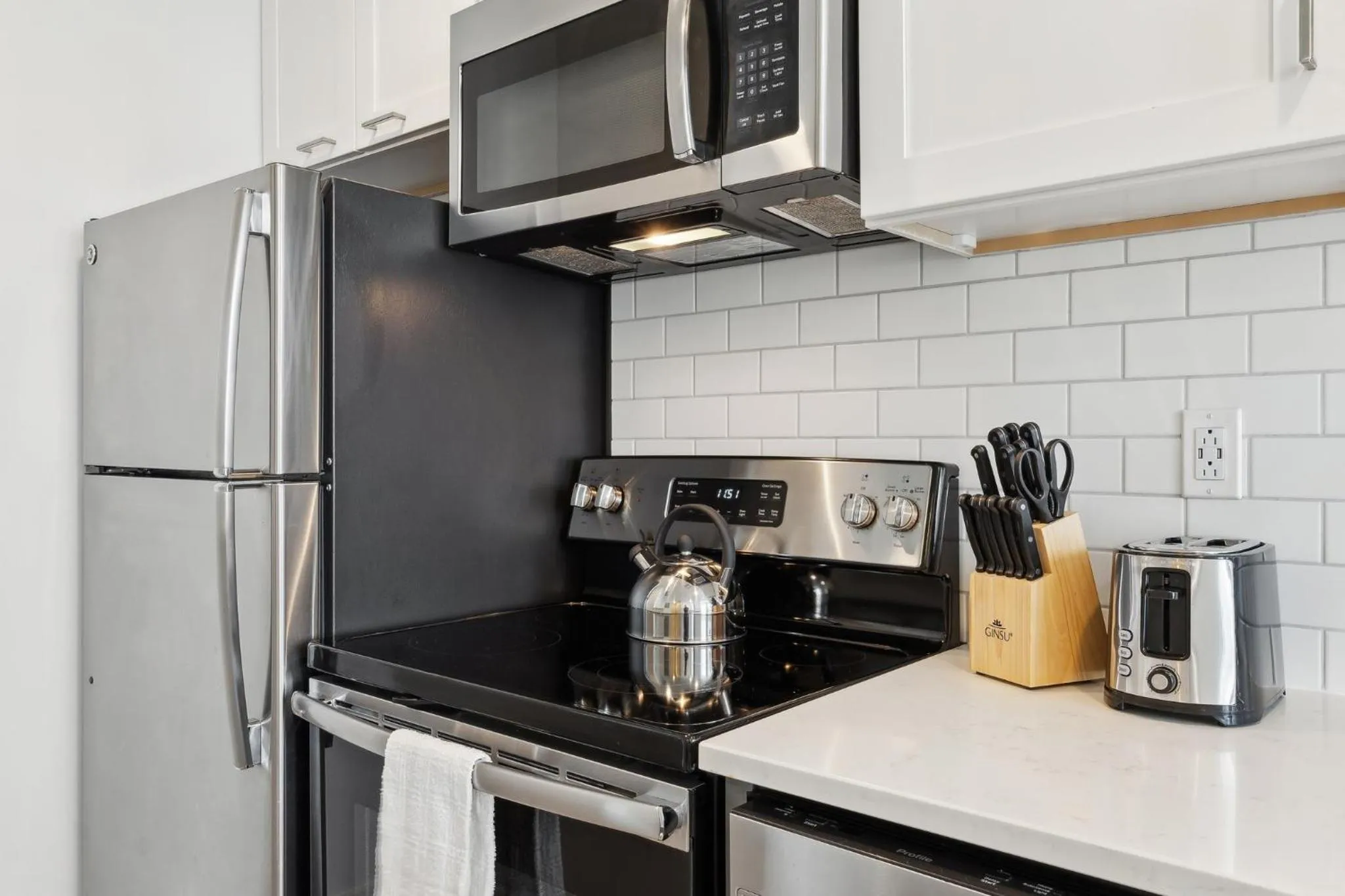 Kitchen or kitchenette in Placemakr Downtown Pittsburgh at The Pennsylvanian
