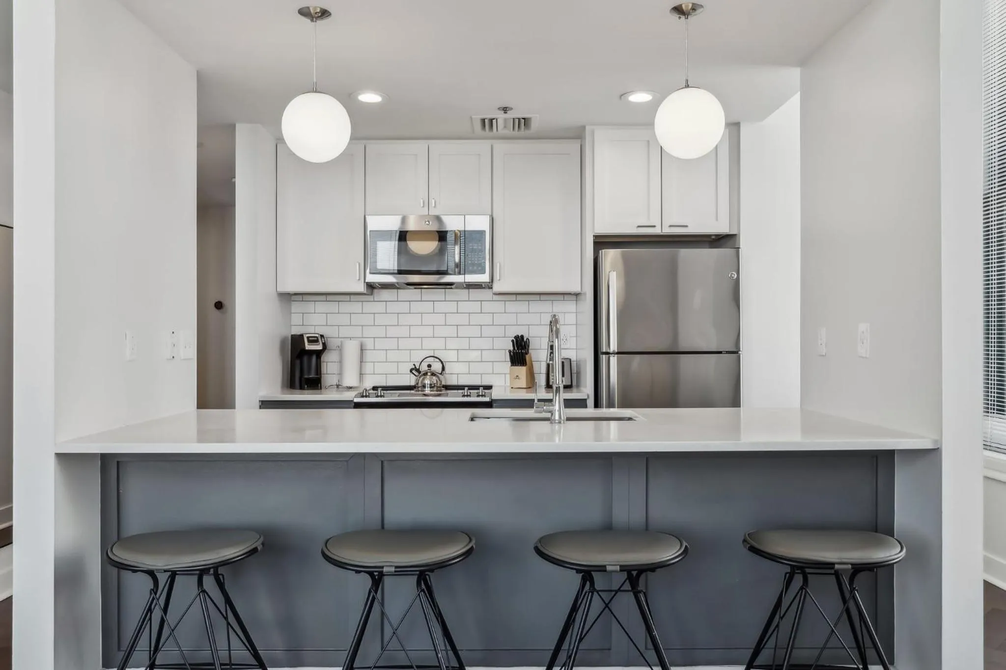 Kitchen or kitchenette in Placemakr Downtown Pittsburgh at The Pennsylvanian
