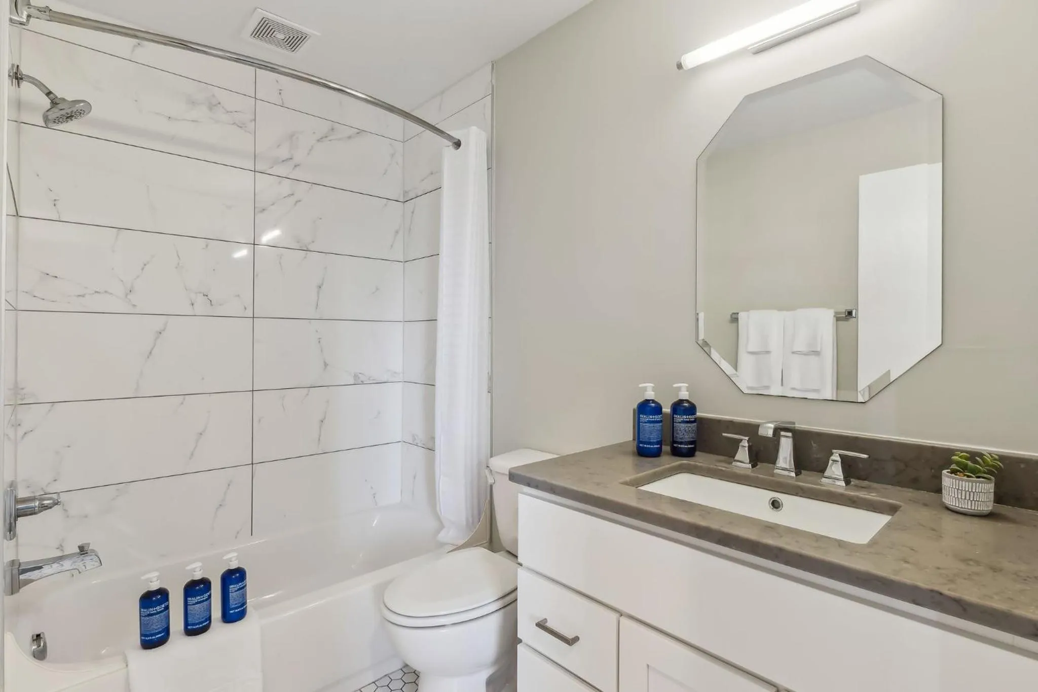 Bathroom in Placemakr Downtown Pittsburgh at The Pennsylvanian