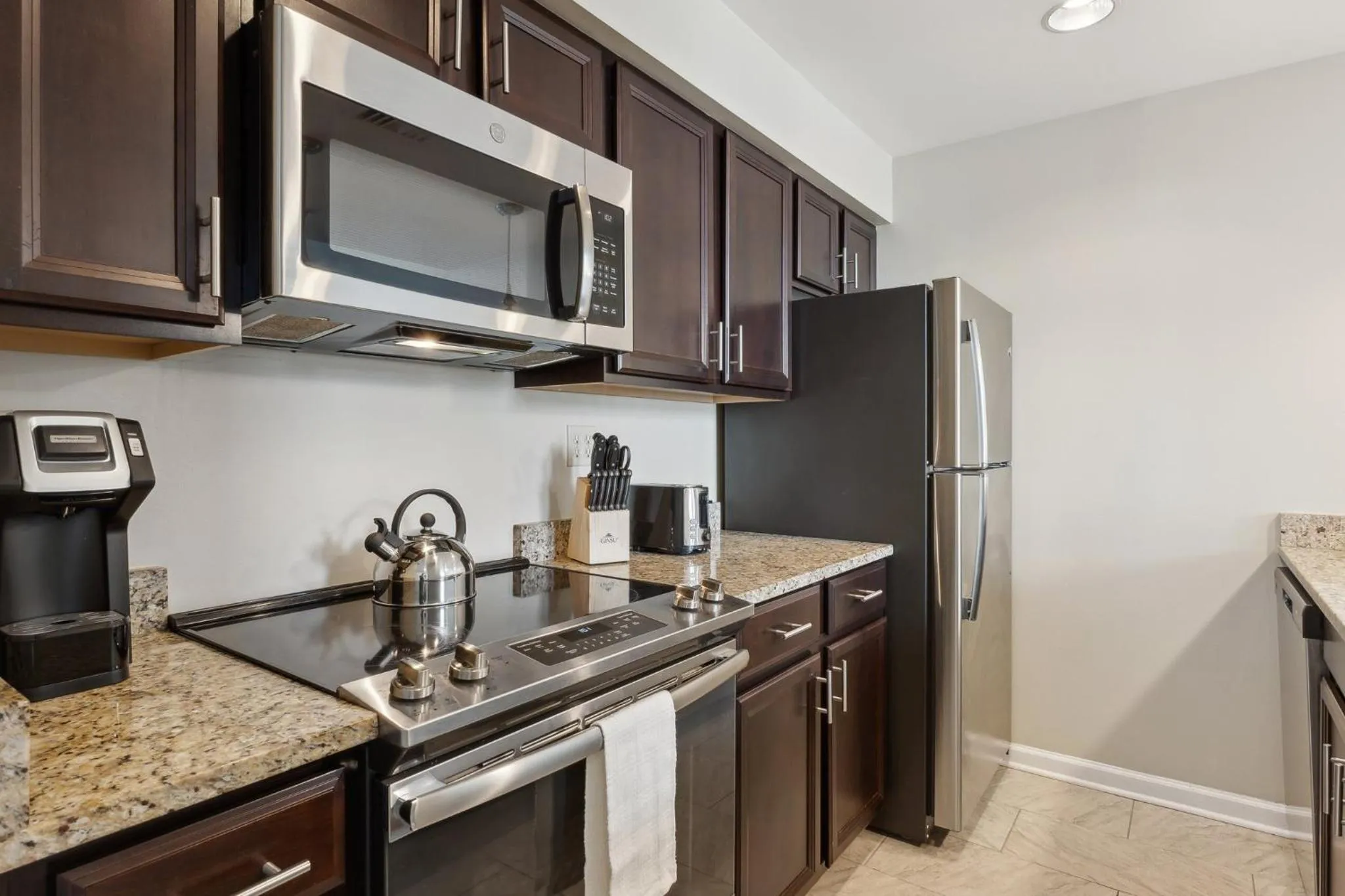 Kitchen or kitchenette in Placemakr Downtown Pittsburgh at The Pennsylvanian