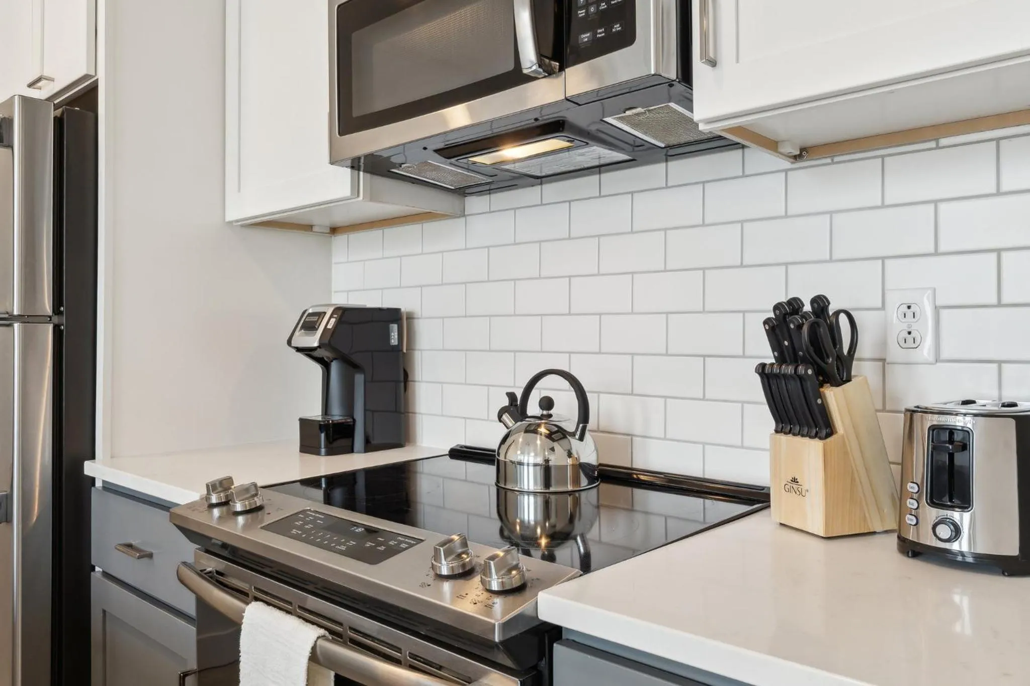 Kitchen or kitchenette in Placemakr Downtown Pittsburgh at The Pennsylvanian