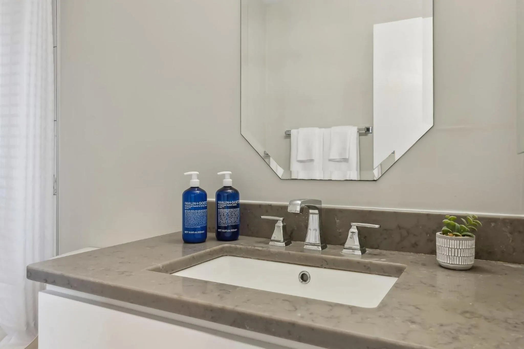 Bathroom in Placemakr Downtown Pittsburgh at The Pennsylvanian